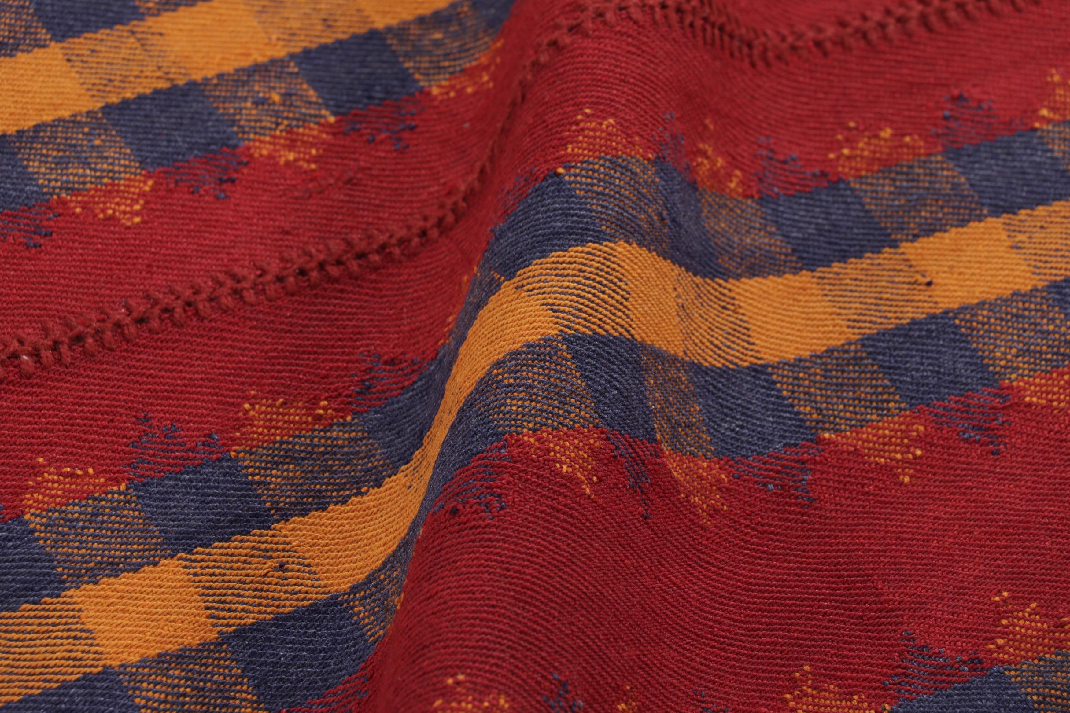 Kilim persa vintage Qashqai rojo con rayas marrones azul marino - Rug & Kilim mediados del siglo XX en venta