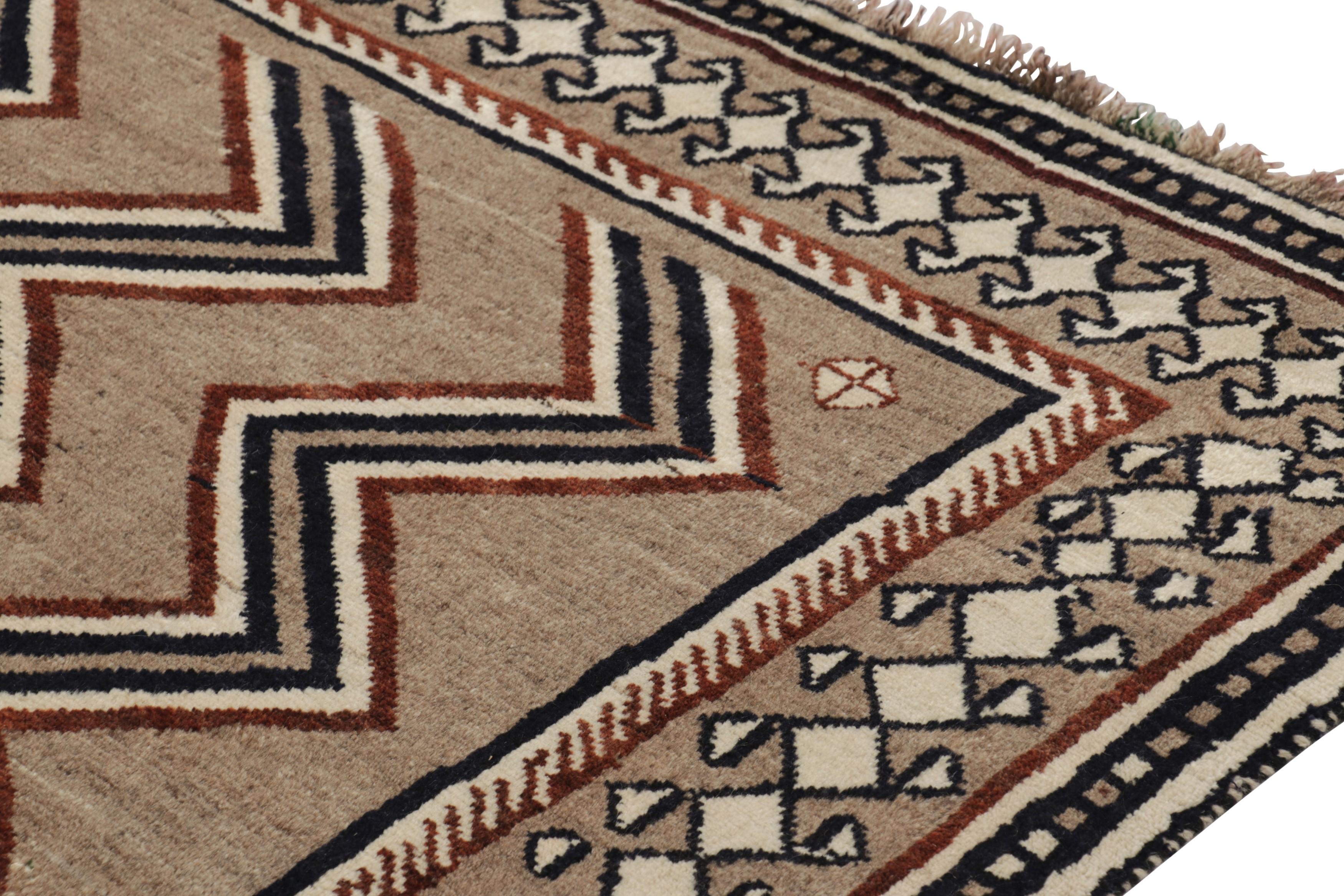 Persiano Tappeto persiano d'epoca Qashqai in beige-marrone con chevrons - Rug & Kilim in vendita