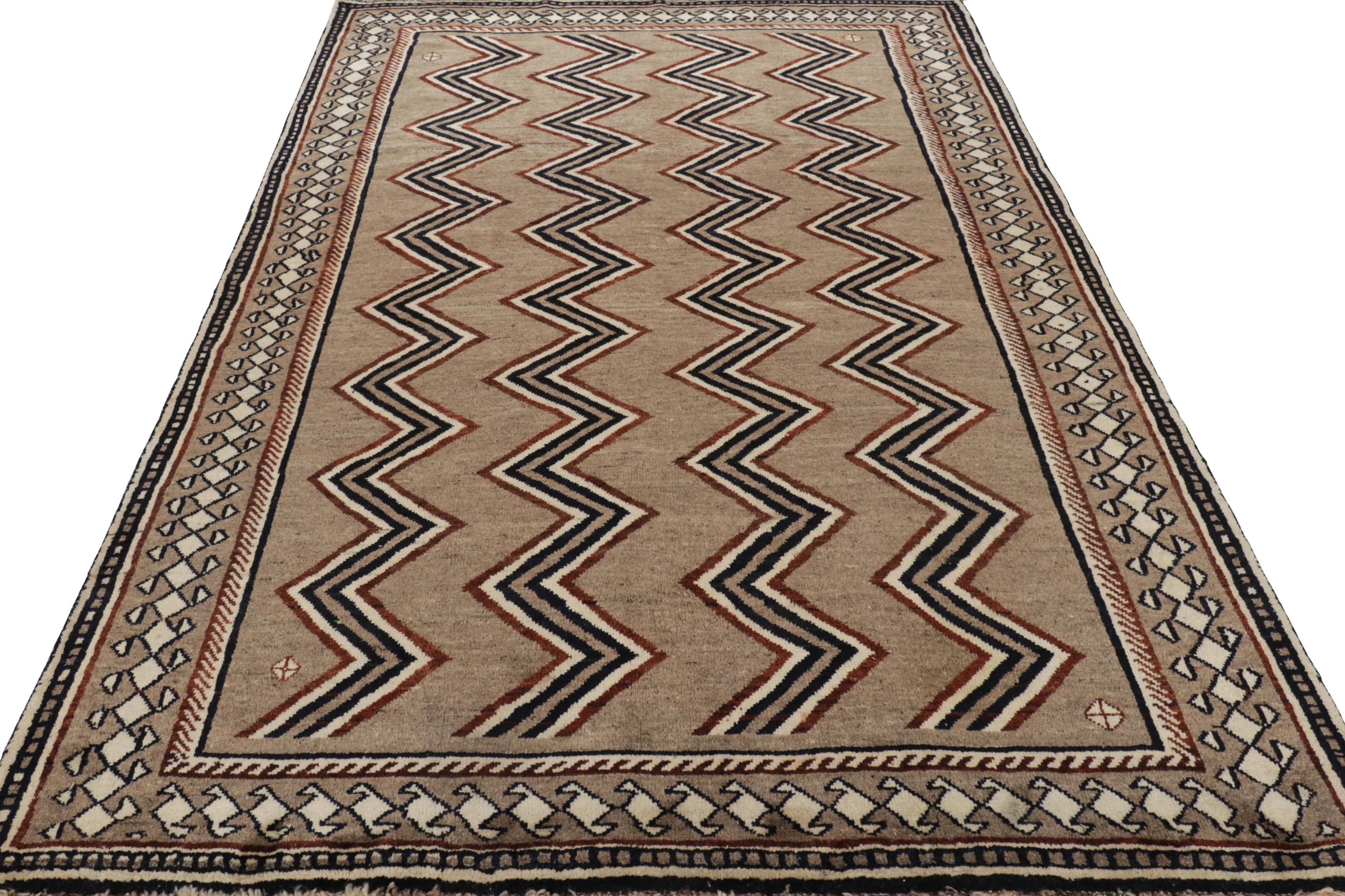 Tappeto persiano d'epoca Qashqai in beige-marrone con chevrons - Rug & Kilim In condizioni buone in vendita a Long Island City, NY