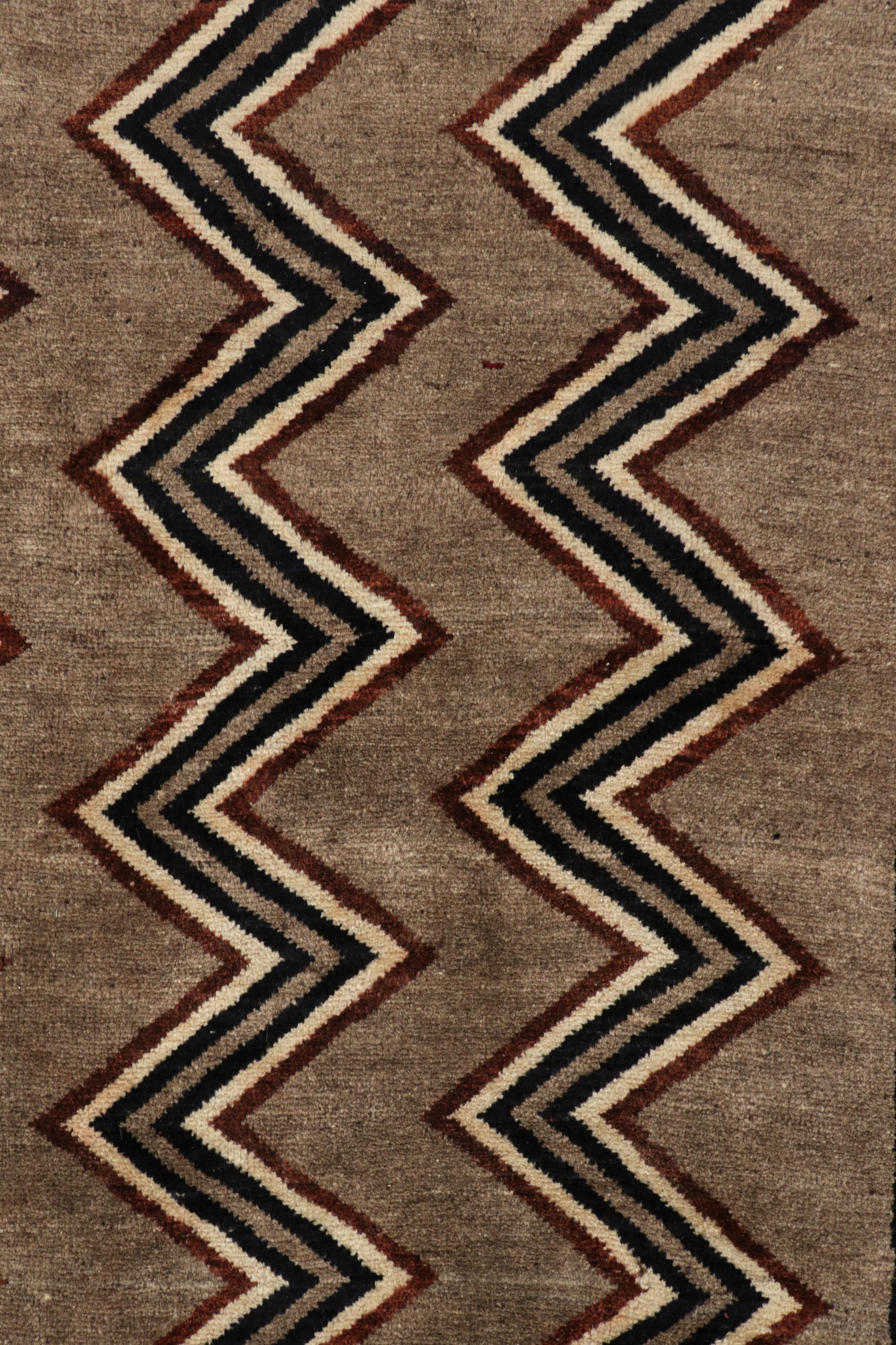 Metà XX secolo Tappeto persiano d'epoca Qashqai in beige-marrone con chevrons - Rug & Kilim in vendita