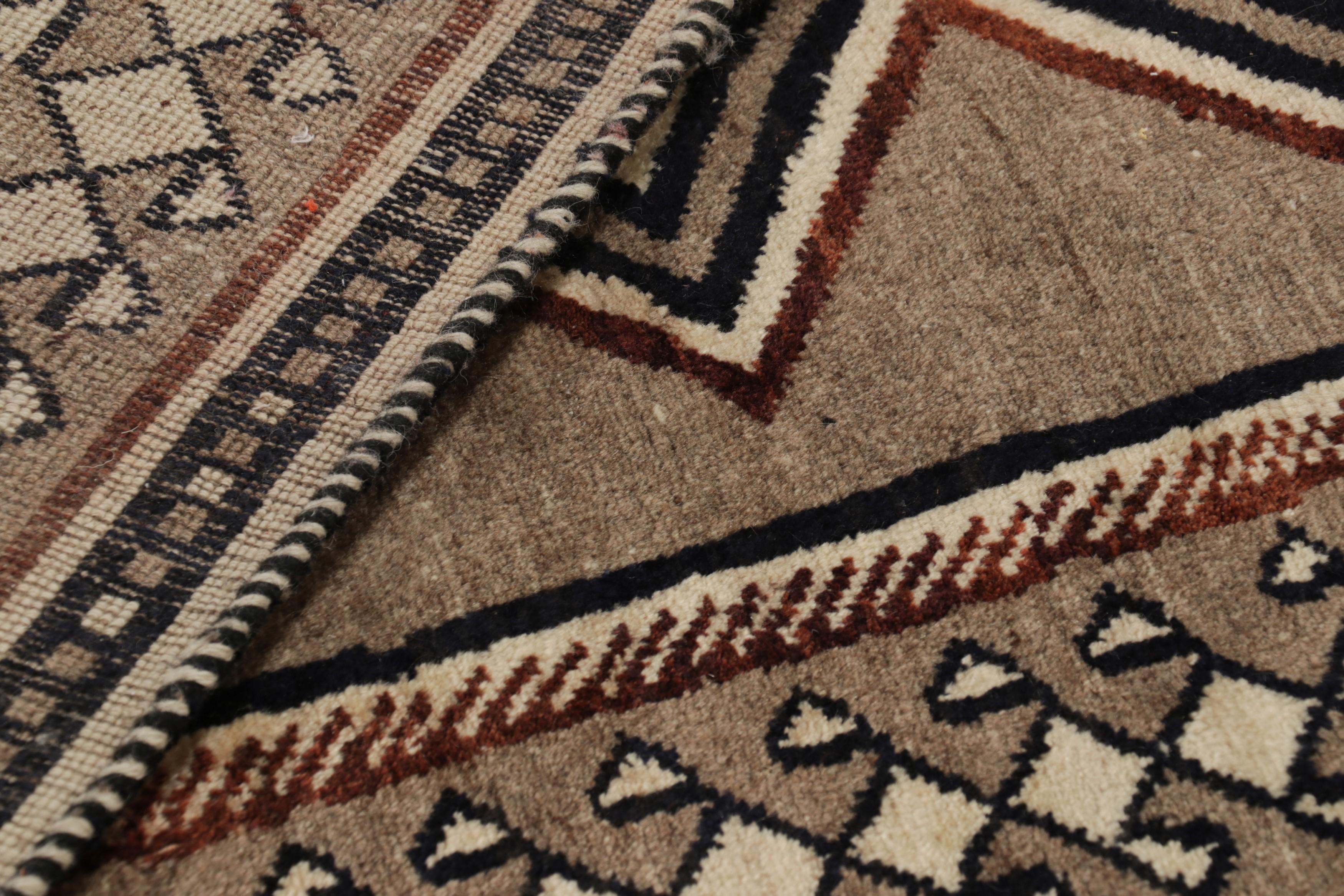 Tappeto persiano d'epoca Qashqai in beige-marrone con chevrons - Rug & Kilim in vendita 1
