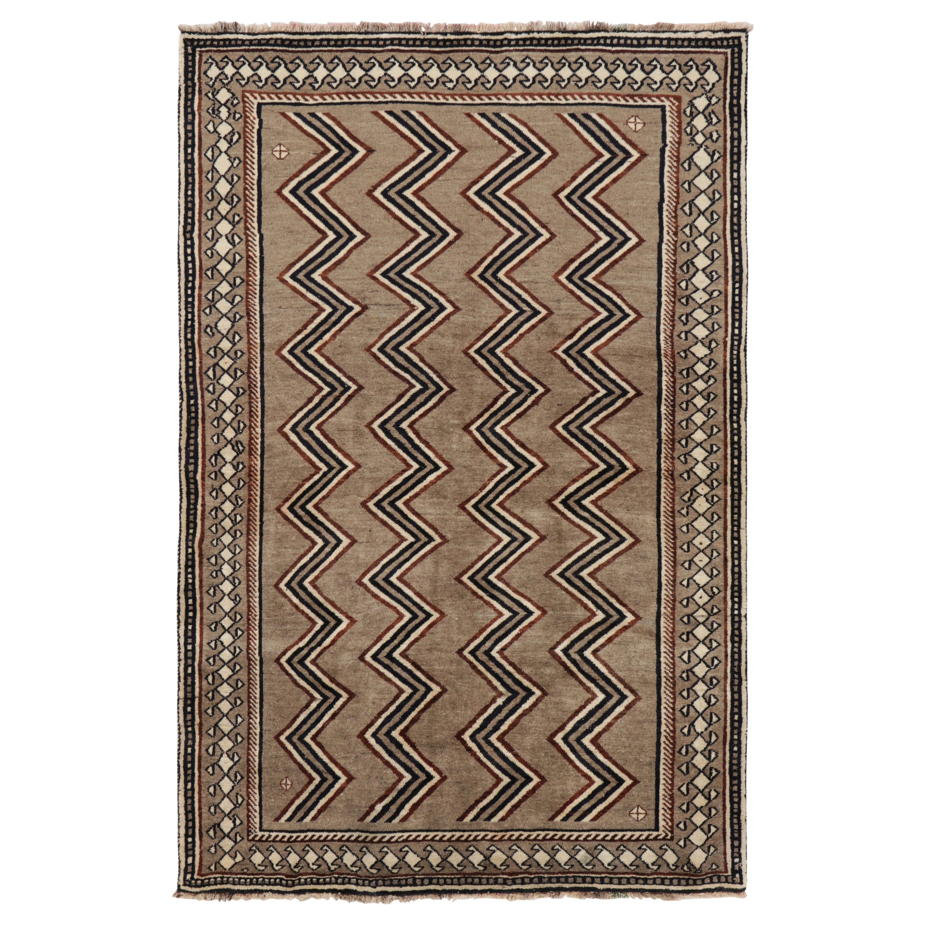 Tappeto persiano d'epoca Qashqai in beige-marrone con chevrons - Rug & Kilim in vendita