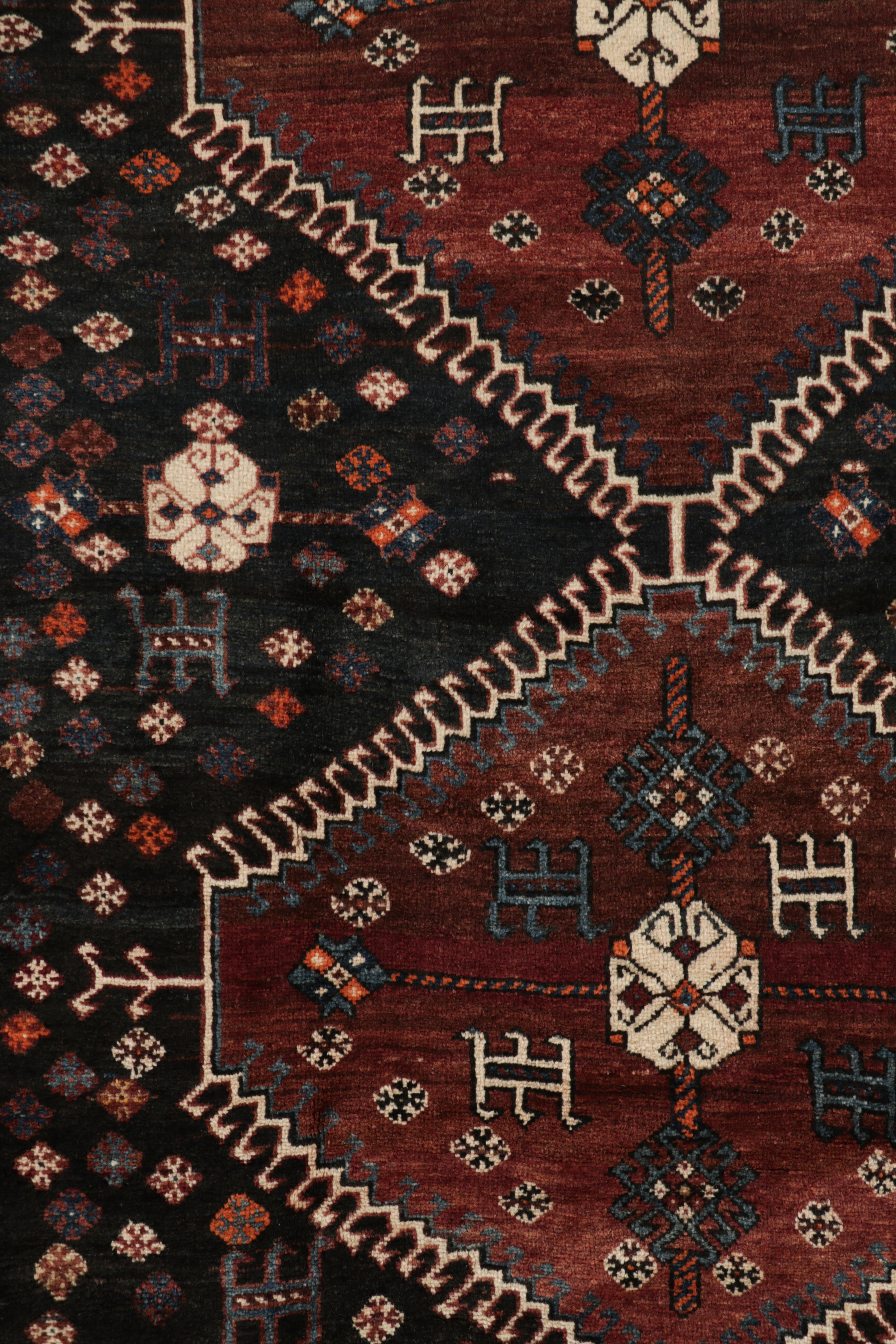 Metà XX secolo Tappeto persiano vintage Qashqai nero con medaglioni - Rug & Kilim in vendita