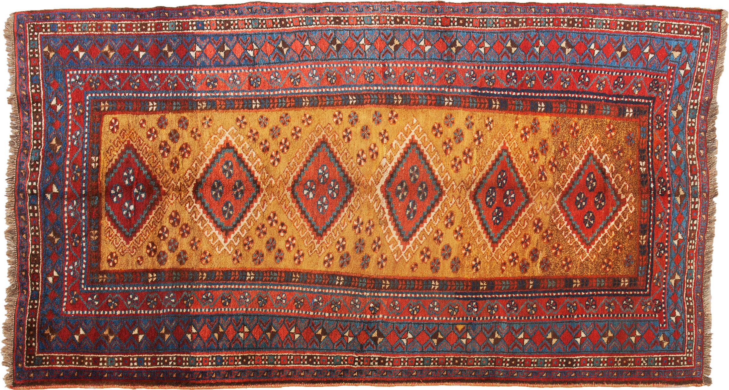 Tappeto vintage Qashqai
Medaglione multiplo di colore rosa su un campo giallo disseminato di piccoli fiori, circondato da un bellissimo bordo geometrico azzurro. Questo pezzo è tessuto con lana filata a mano di altissima qualità. Da qui la