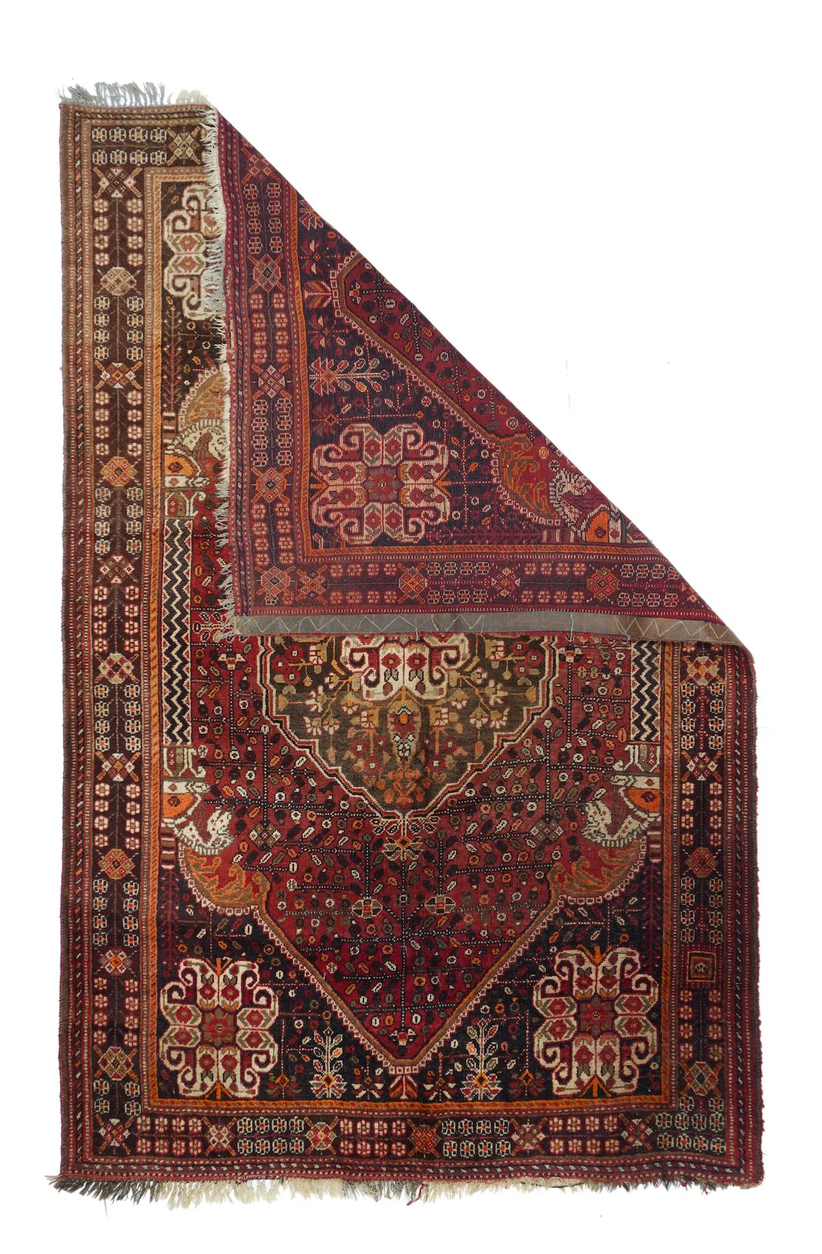 Vintage Qashqai rug, measures :5'4'' x 8'4''. Iconic vintage SW Persian tribal scatter with horse headed side zig-zag patterned colonettes a la Persepolis, corner and central ecru eight boteh 