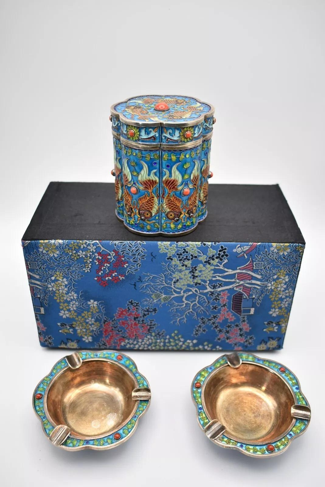 Portasigarette cinese Qing in argento sterling e smalto con pesce, due vassoi per la cenere
In una scatola di presentazione rivestita in Fabrice.

Dimensioni:
Scatola: 9 x 8 cm Vassoio per le ceneri: 9 x 2,5 cm

Condit: Bellissimo come da foto. Non