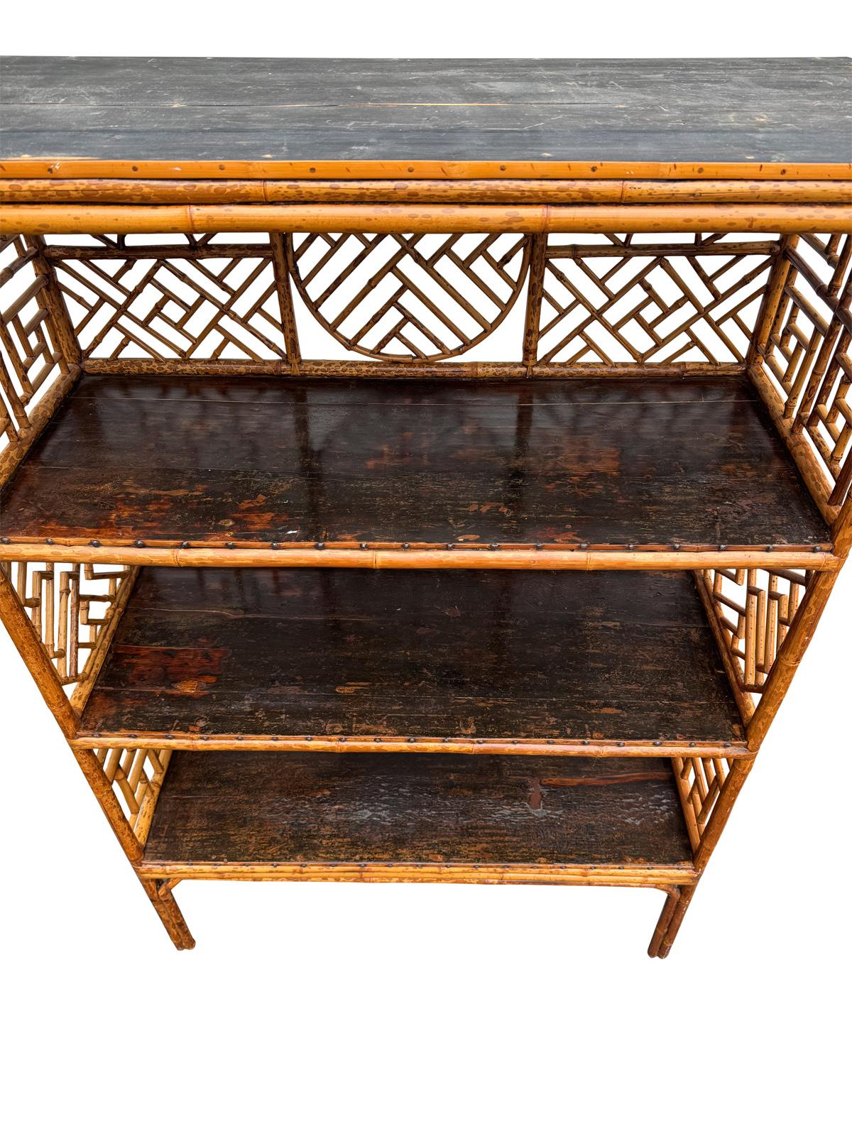 Etagere in bambù massiccio molto unica, credo risalga alla metà o alla fine del 1800, si prega di guardare le immagini per le condizioni generali e i dettagli. 