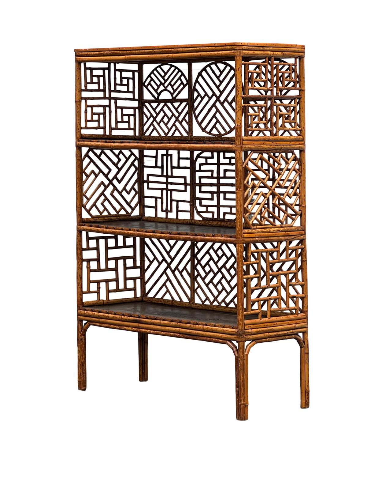 Libreria Etagere in bambù macchiato della dinastia Qing d'epoca In condizioni discrete in vendita a Bensalem, PA