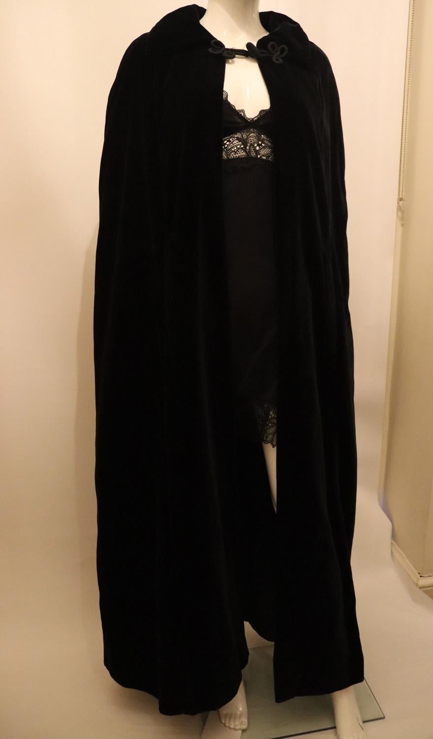 A great cape , perfect for the holiday and party season. The cape is in a super soft velvet in an attractive dark chocolate colour and has a toggle fastening at the neck. It has a quilted lining, and a hand slit on either side. 
Measurements :