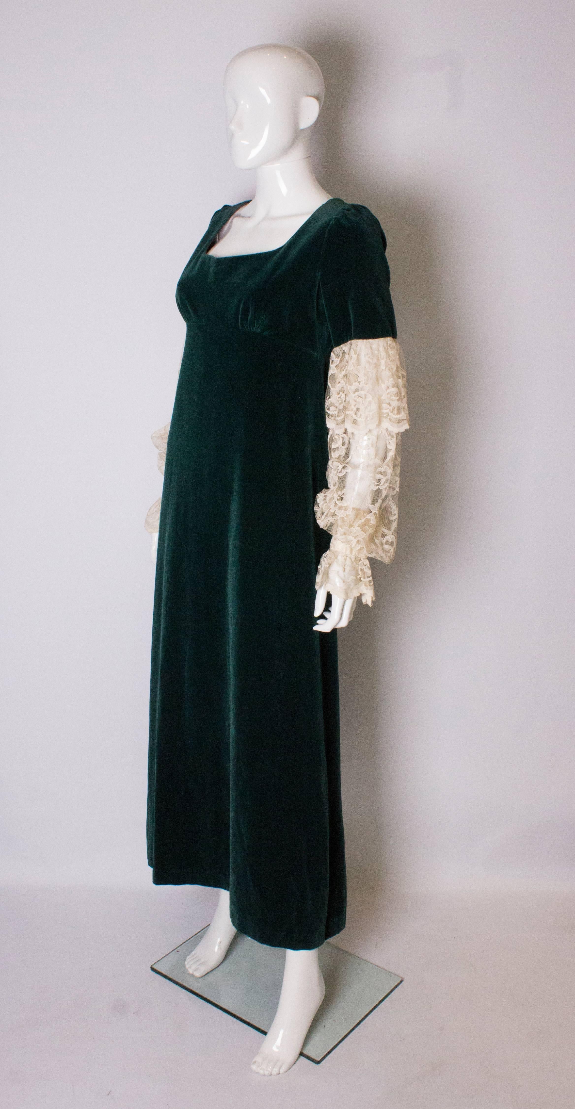 Noir Robe vintage en velours vert quadruple en vente