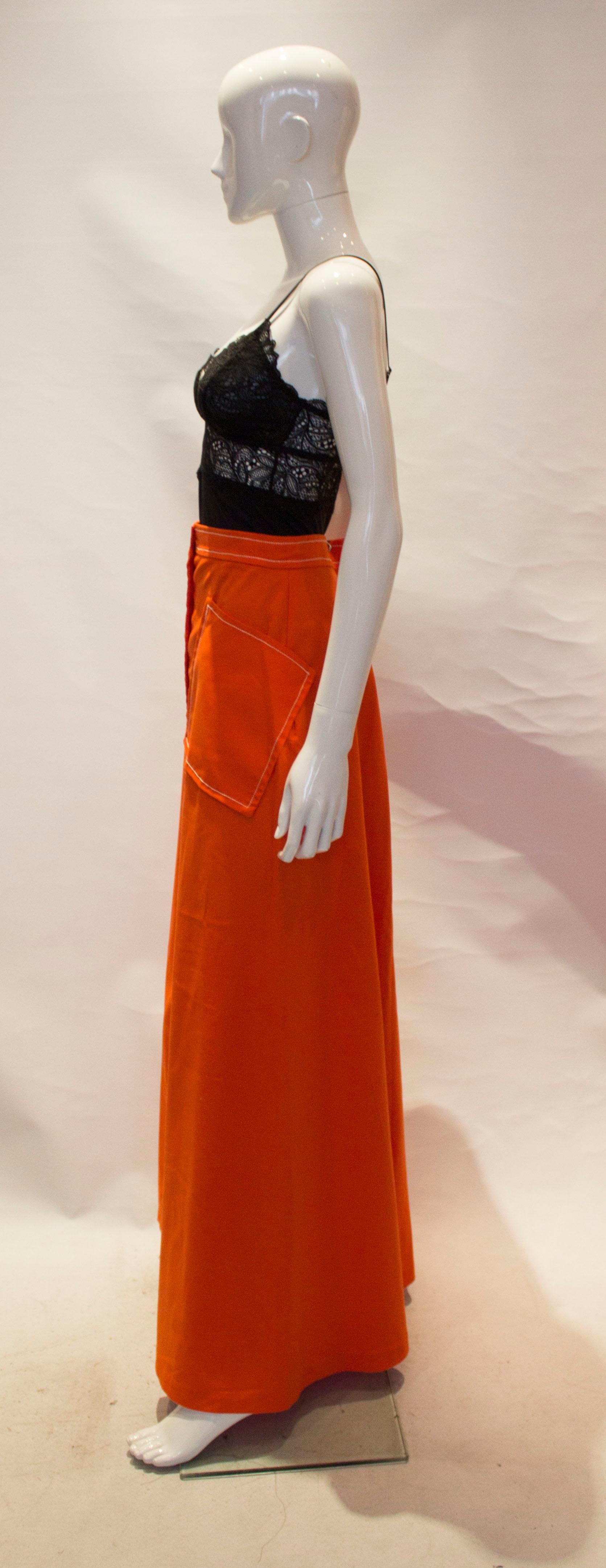 Langer Quad-orangefarbener Vintage-Rock mit wunderbaren Taschen Damen im Angebot