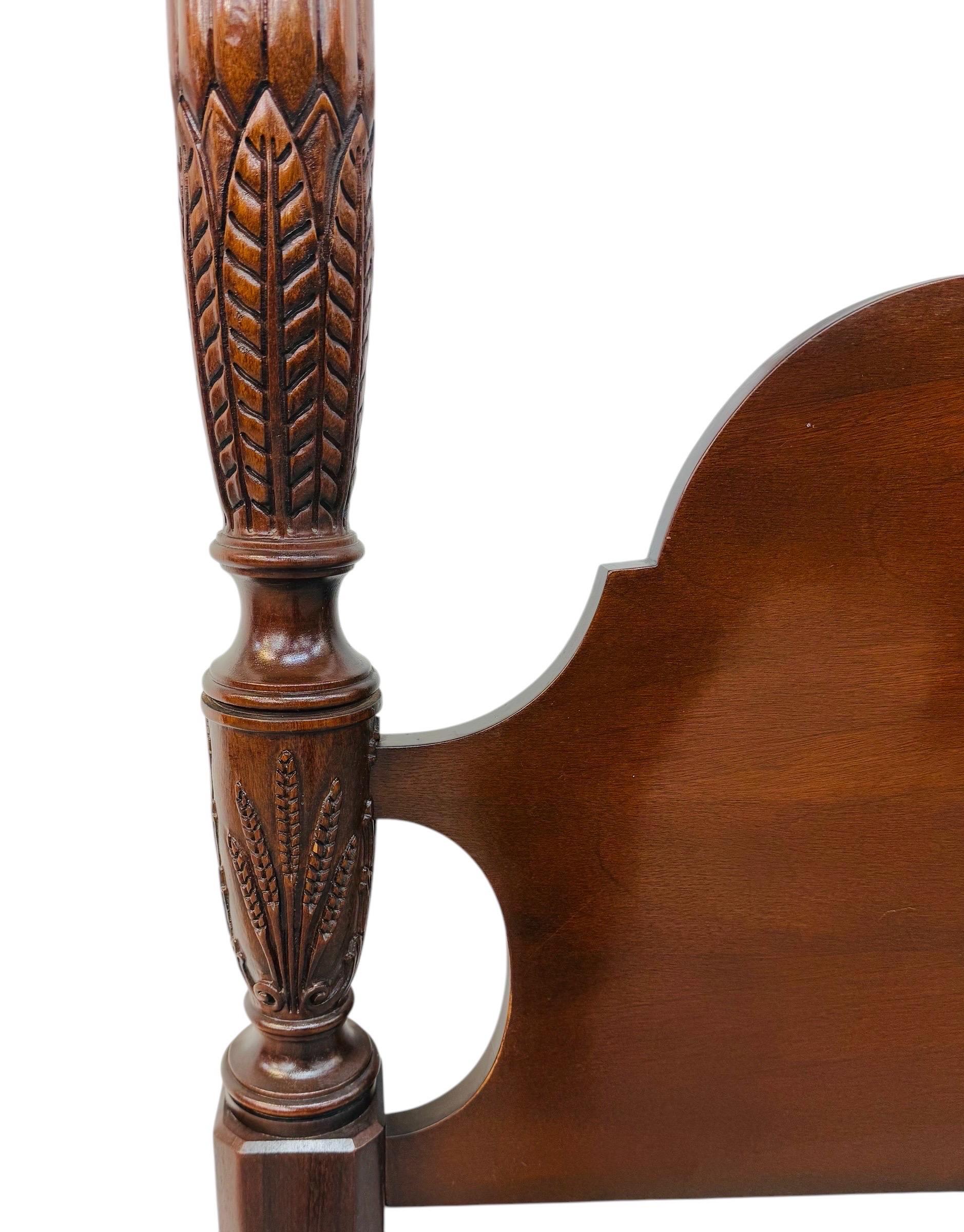 Letto a baldacchino in mogano intagliato di qualità vintage in vendita 3