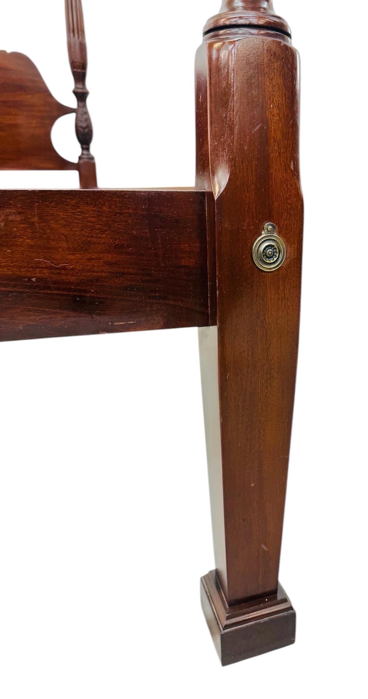 Letto a baldacchino in mogano intagliato di qualità vintage in vendita 3