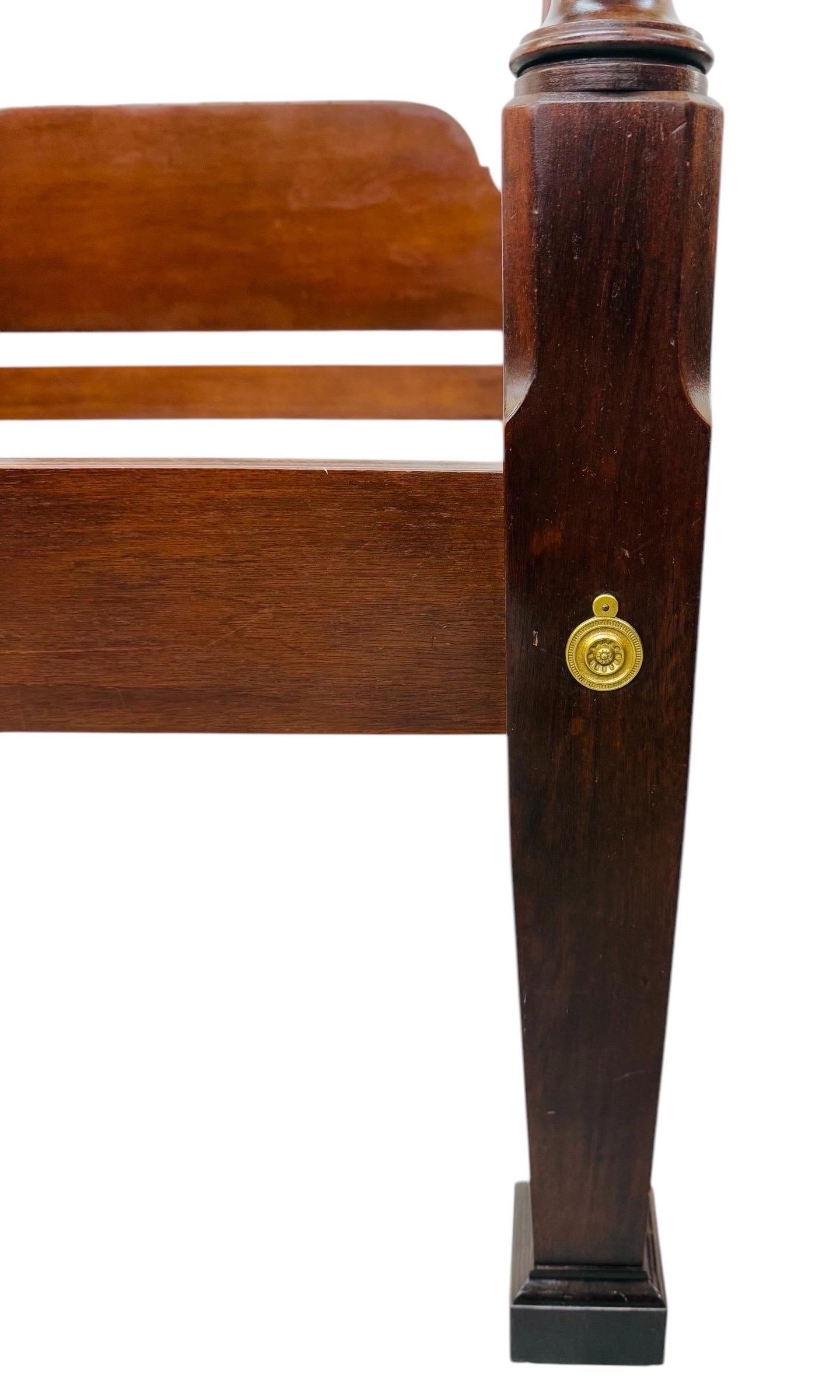 Letto a baldacchino in mogano intagliato di qualità vintage in vendita 5