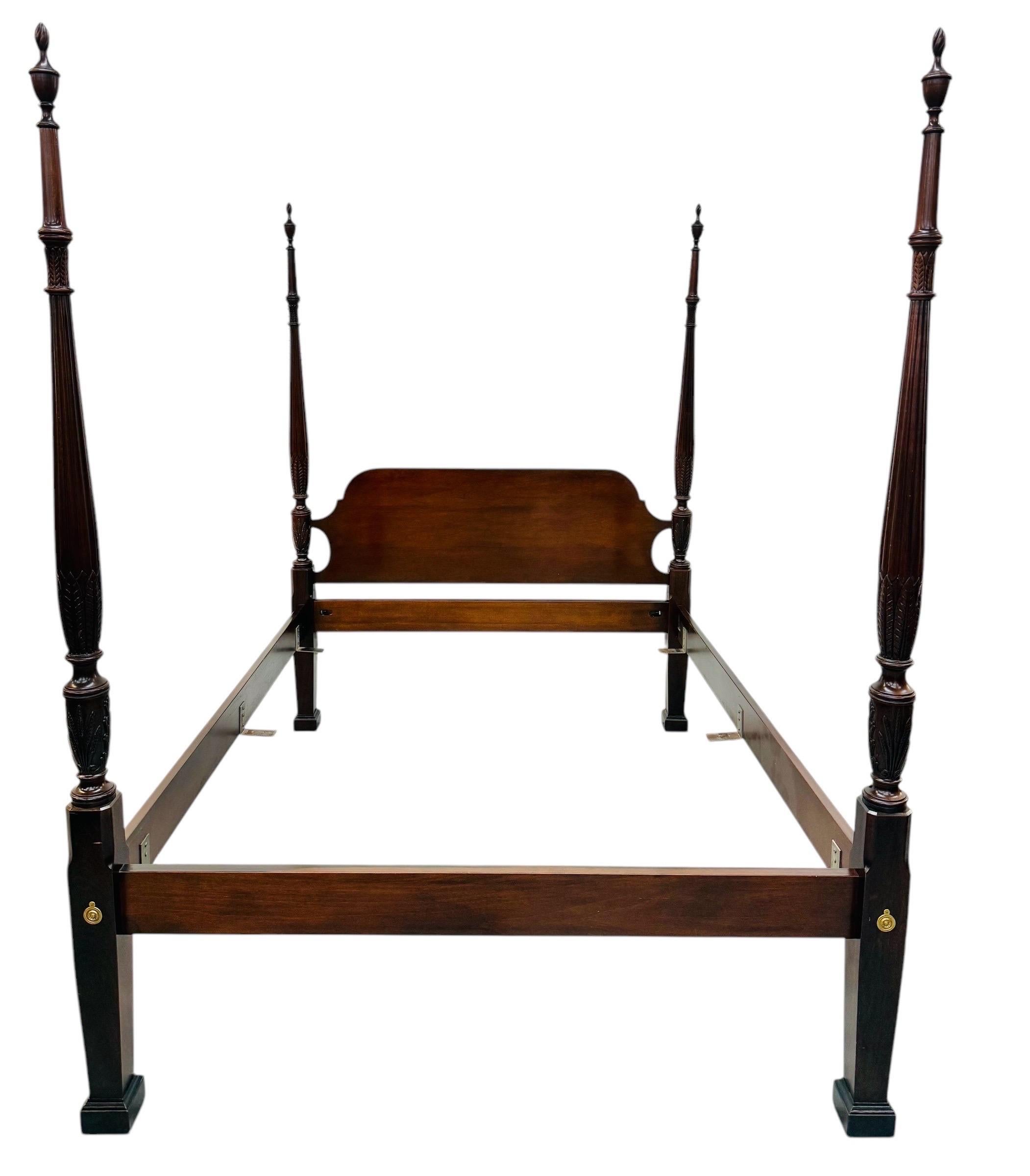 Questo annuncio si riferisce a un letto a baldacchino in mogano intagliato di qualità vintage. Caratterizzato da un design in stile tradizionale, da quattro poster intagliati con finial e da una splendida finitura in mogano. Si tratta di una