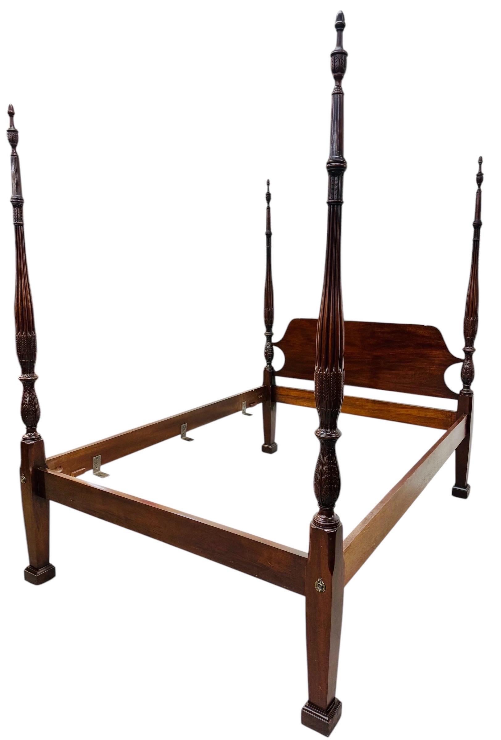 Questo annuncio si riferisce a un letto a baldacchino in mogano intagliato di qualità vintage. Caratterizzato da un design in stile tradizionale, quattro poster intagliati e una splendida finitura in mogano. Si tratta di una combinazione eccezionale