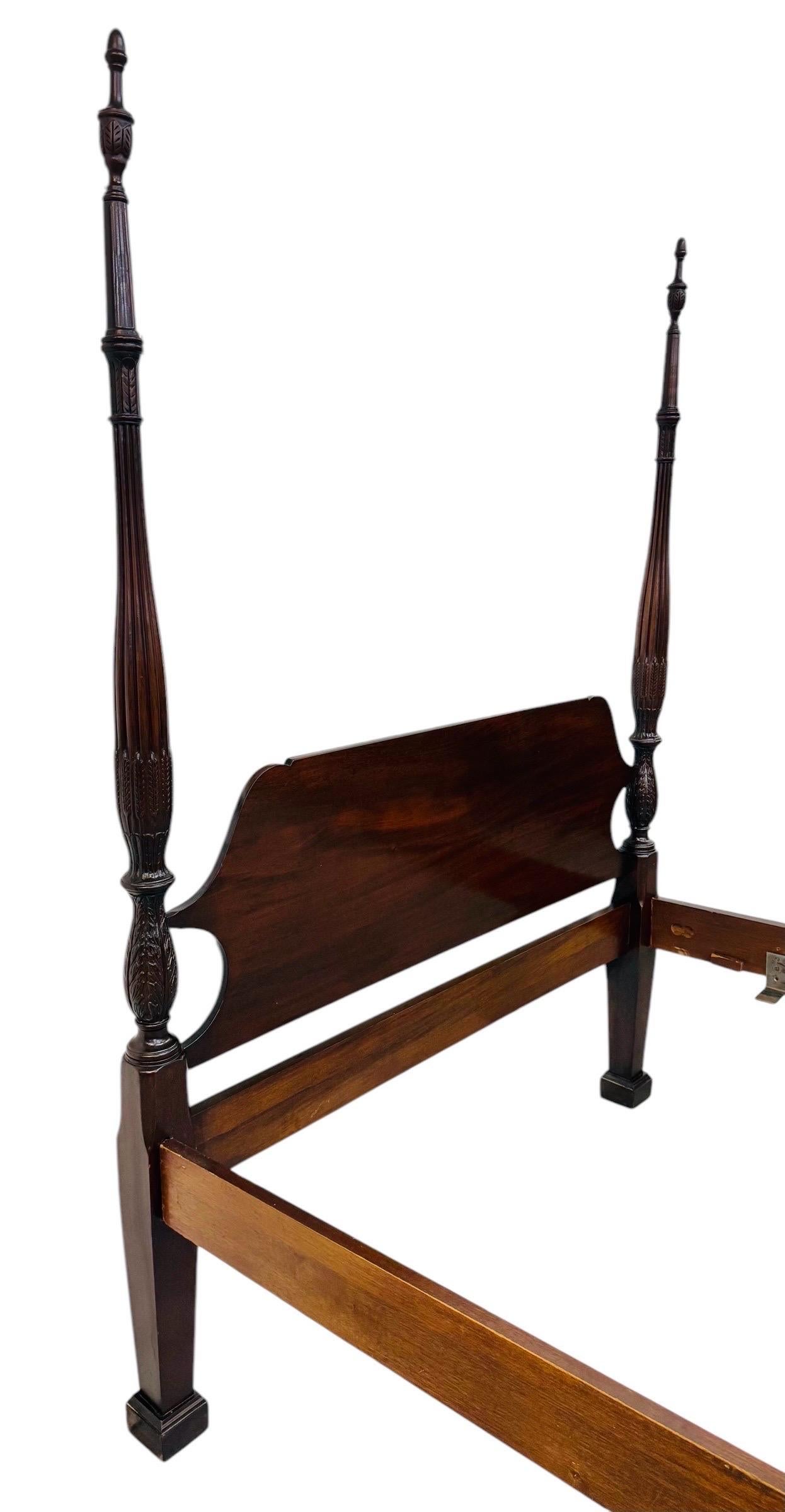 Chippendale Letto a baldacchino in mogano intagliato di qualità vintage in vendita