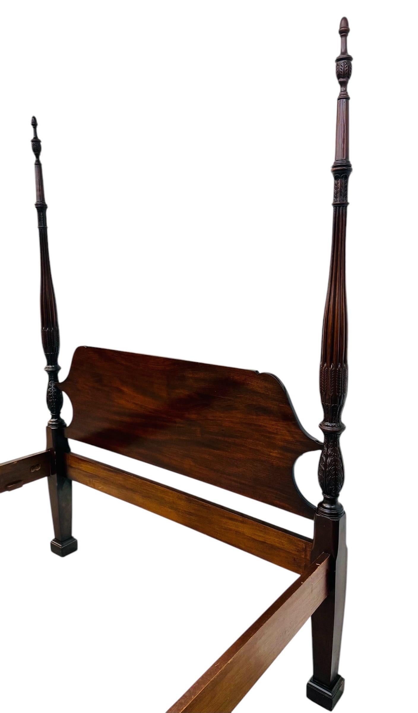 Americano Letto a baldacchino in mogano intagliato di qualità vintage in vendita