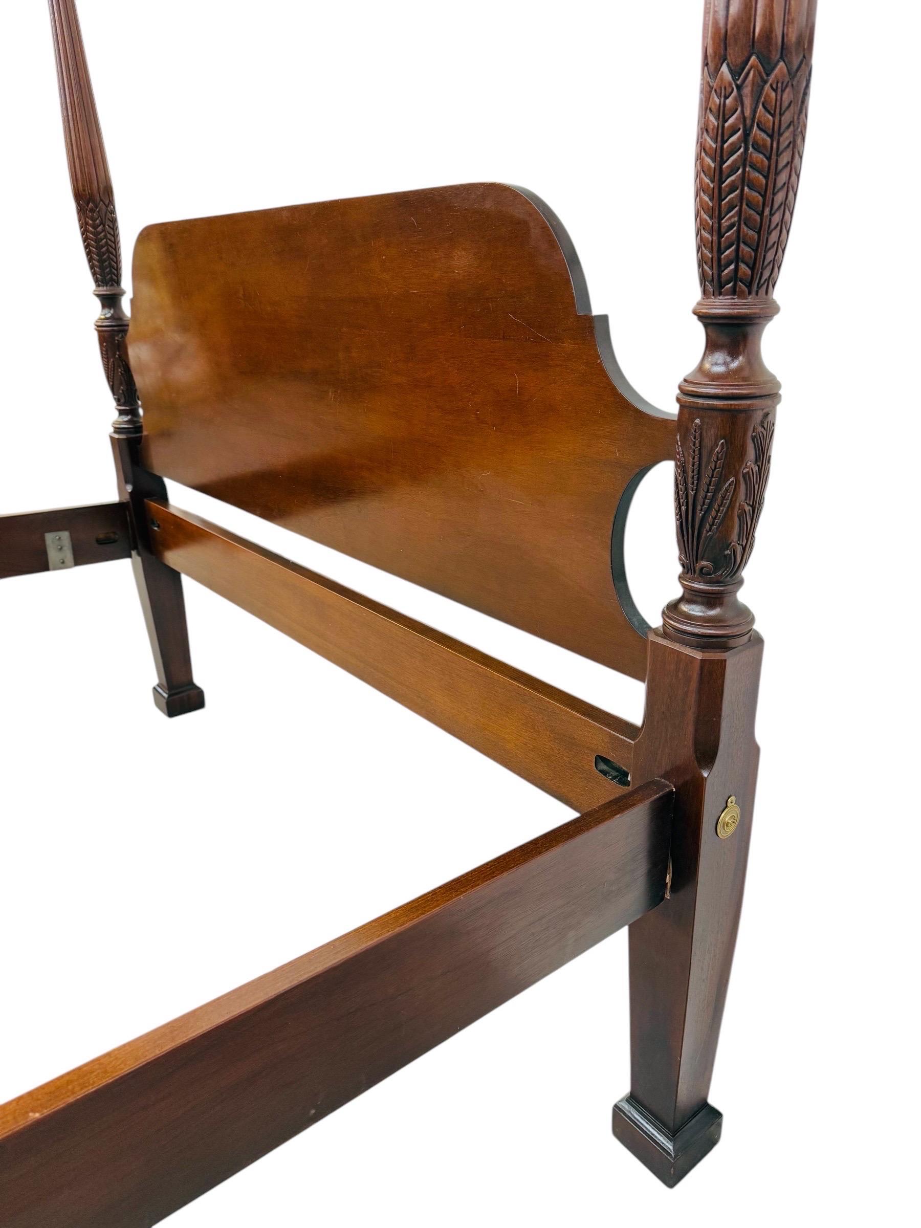 Legno Letto a baldacchino in mogano intagliato di qualità vintage in vendita