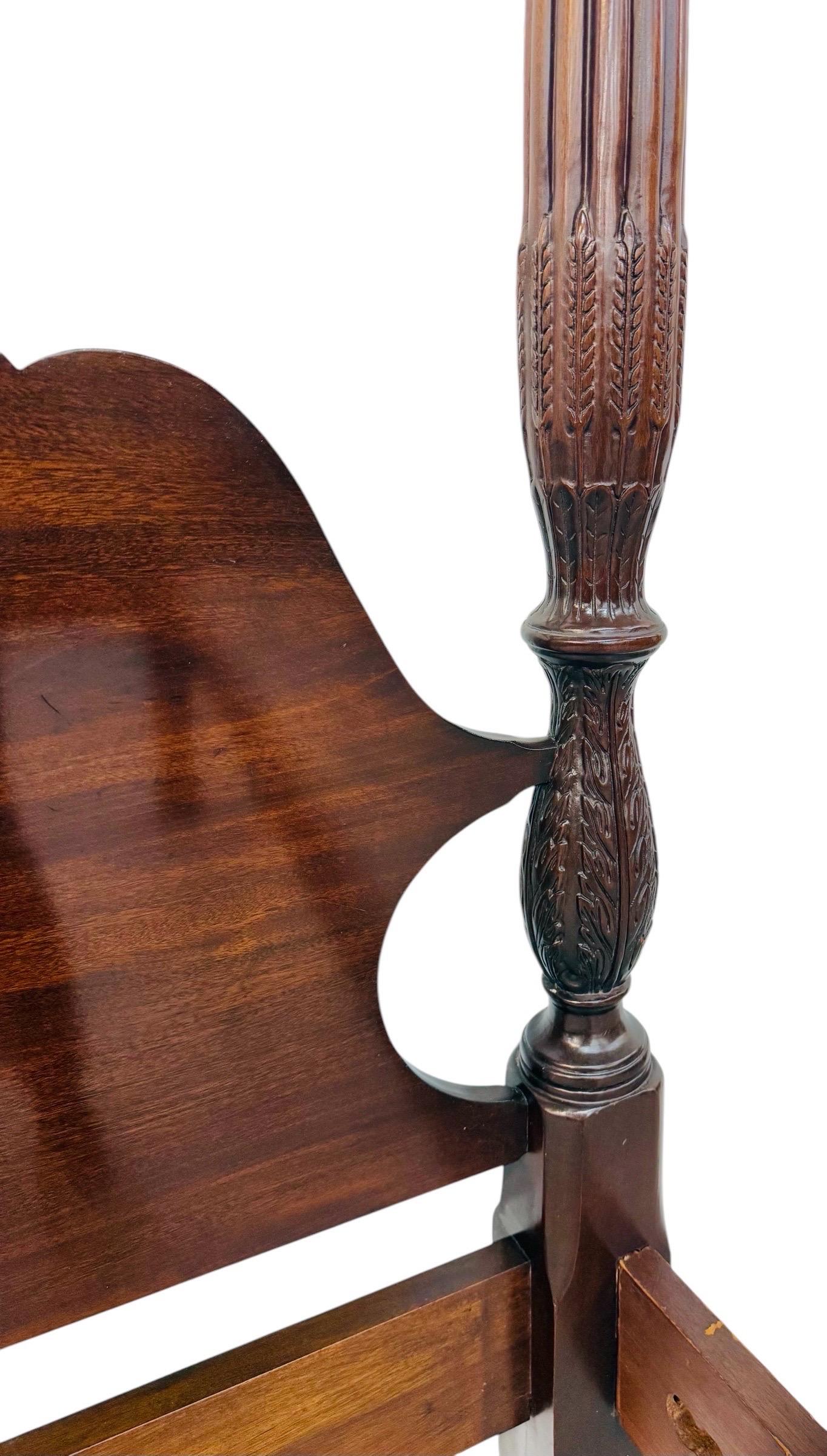 Legno Letto a baldacchino in mogano intagliato di qualità vintage in vendita