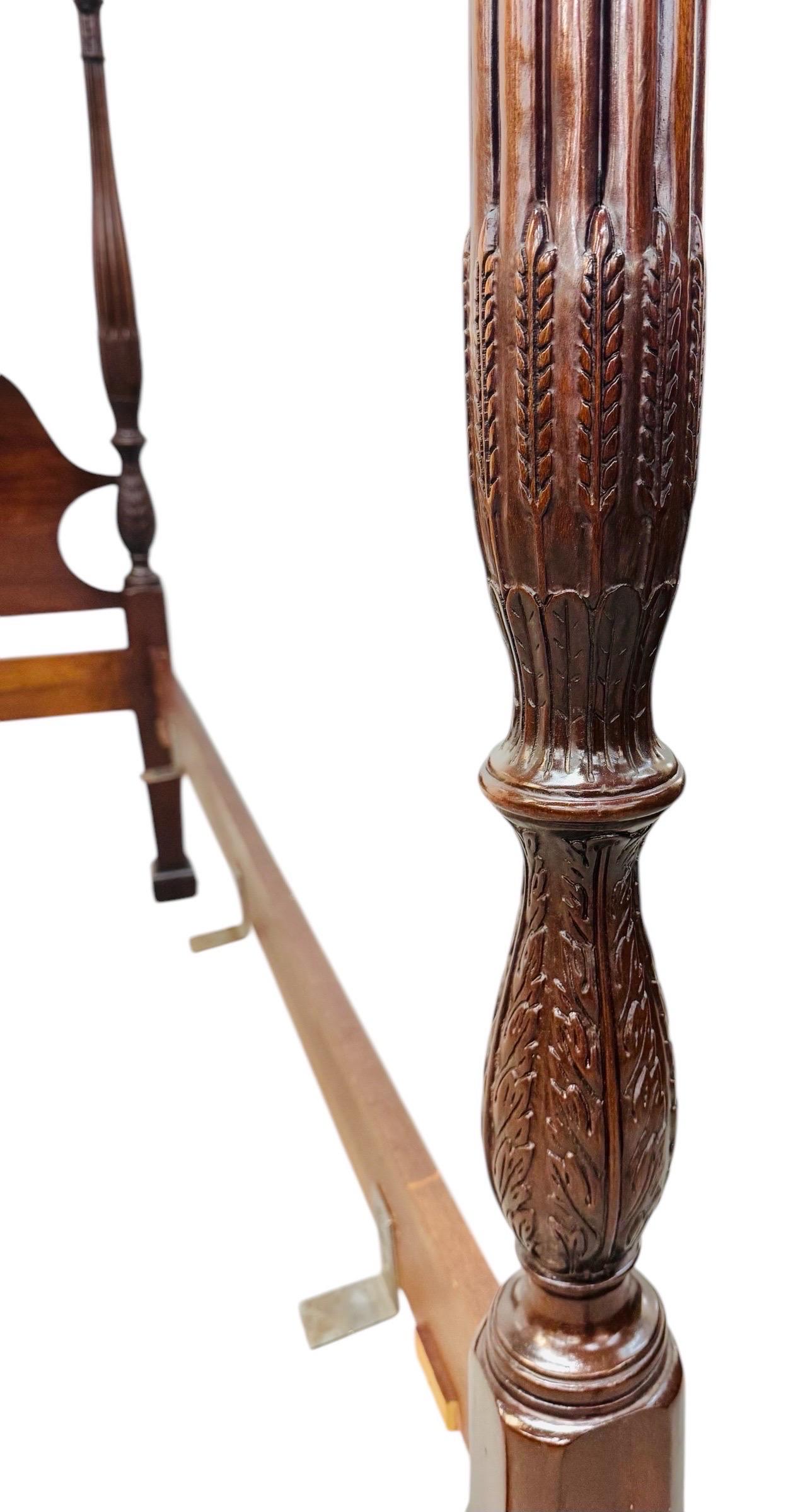 Letto a baldacchino in mogano intagliato di qualità vintage in vendita 1