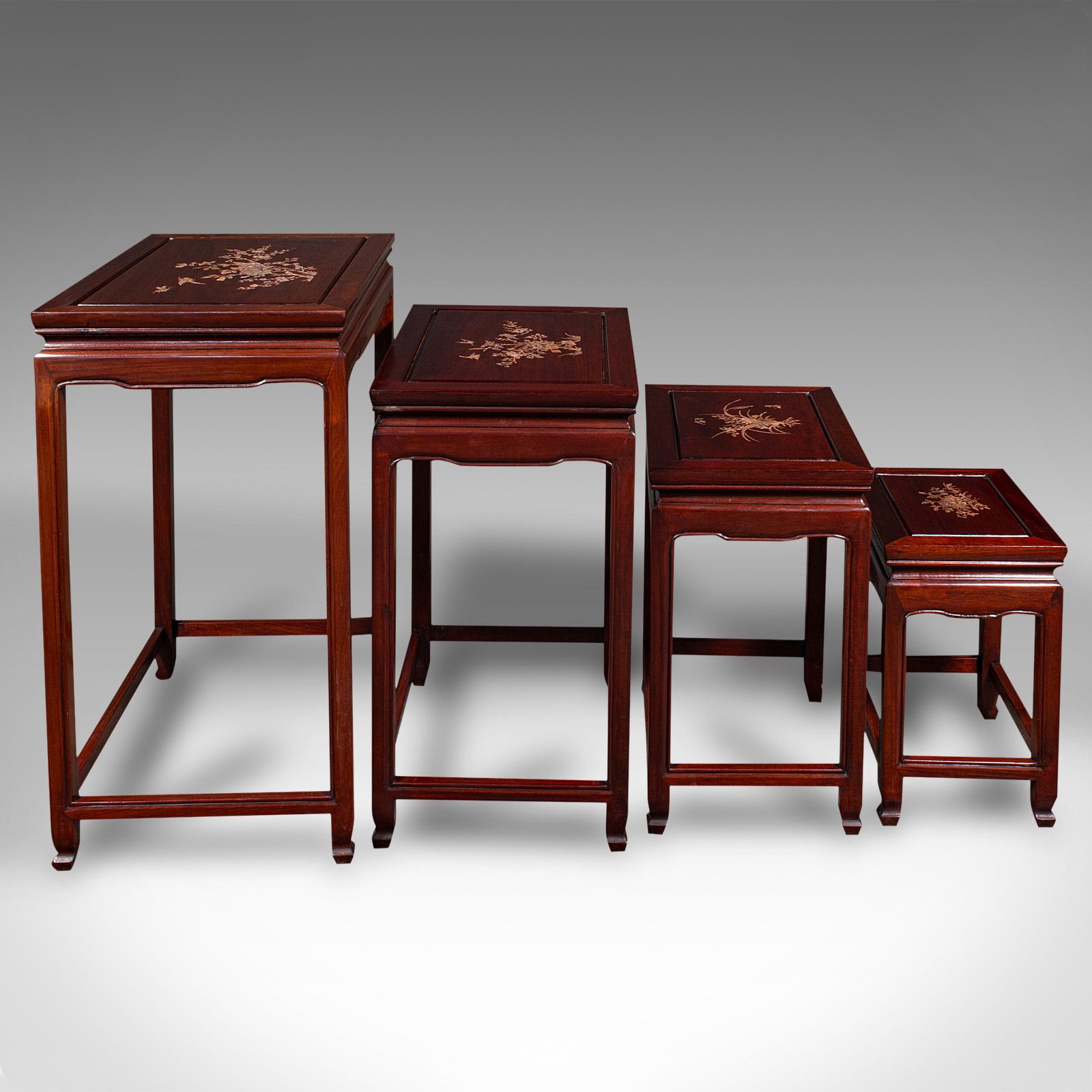 Quartetto-Nest-Tische im Vintage-Stil, chinesisch, ineinander verschachtelt, Mitte des 20. Jahrhunderts (Chinesischer Export) im Angebot