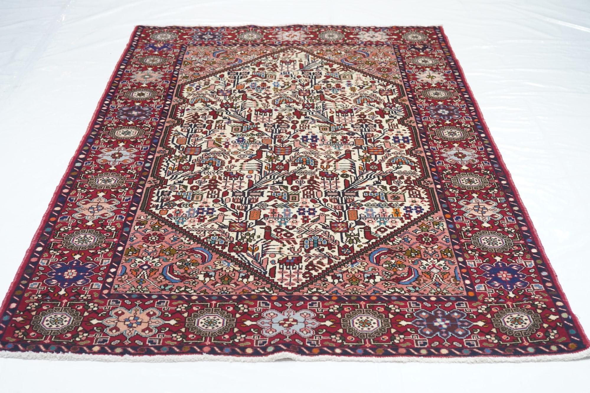 Feiner persischer Quashkai-Teppich 4'3'' x 6'5'' im Angebot 1