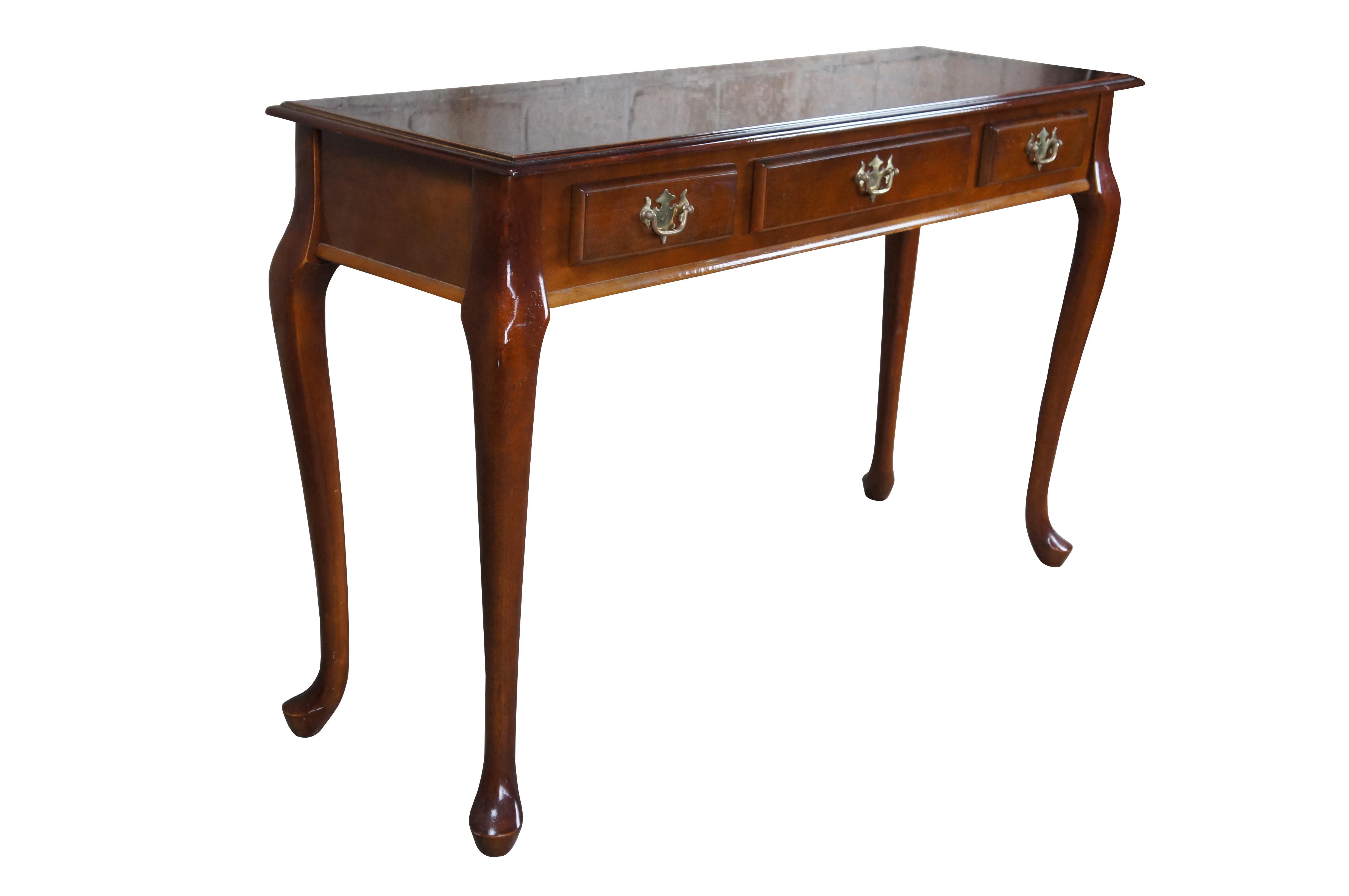 Vintage Queen Anne style sideboard / buffet / console table featuring rectangular form with serpentine legs, pad feet and three drawers with federal / colonial brass hardware.

Dimensions:
30