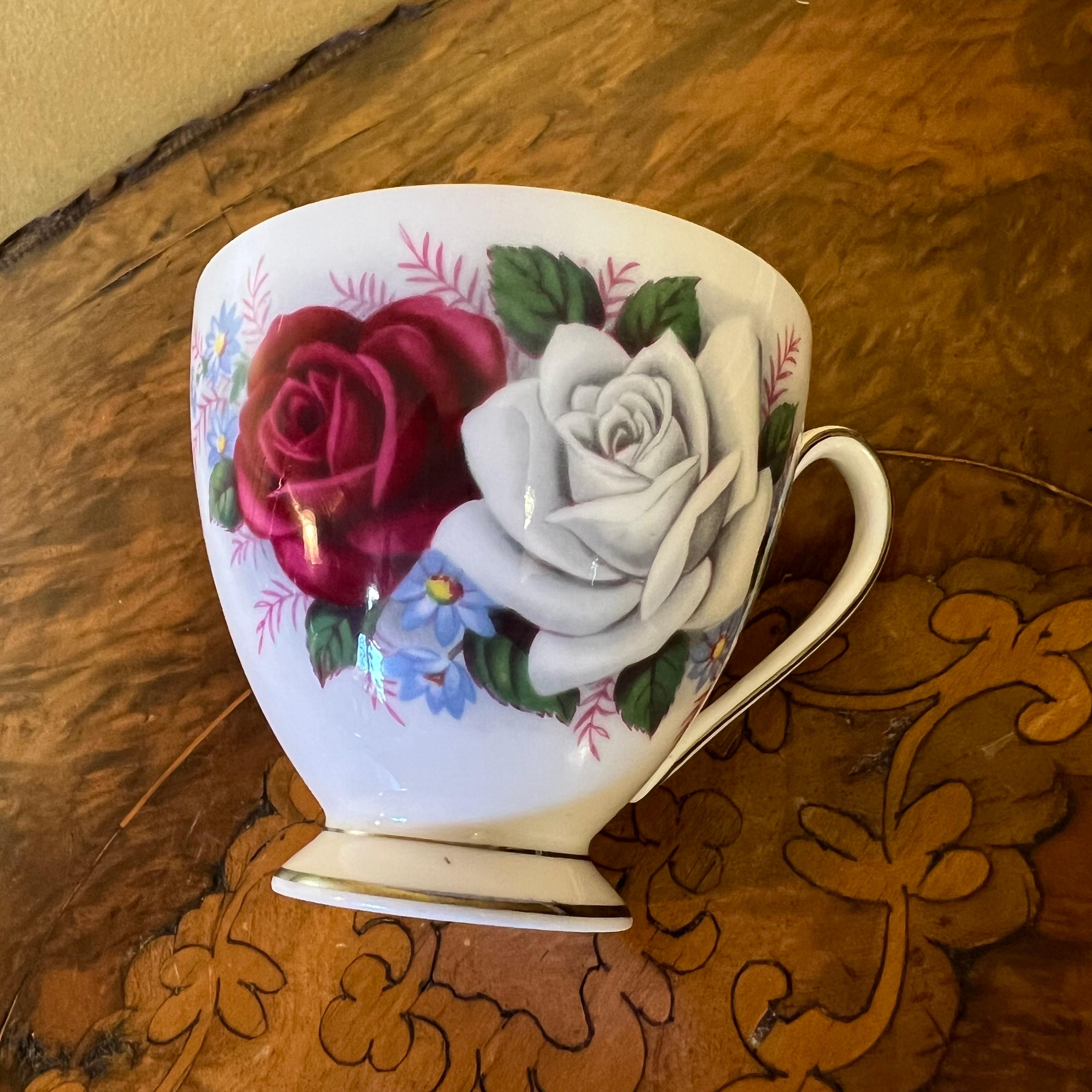 Vintage Queen Anne Duet Tea Cup Trio Set In Good Condition For Sale In EDENSOR PARK, NSW