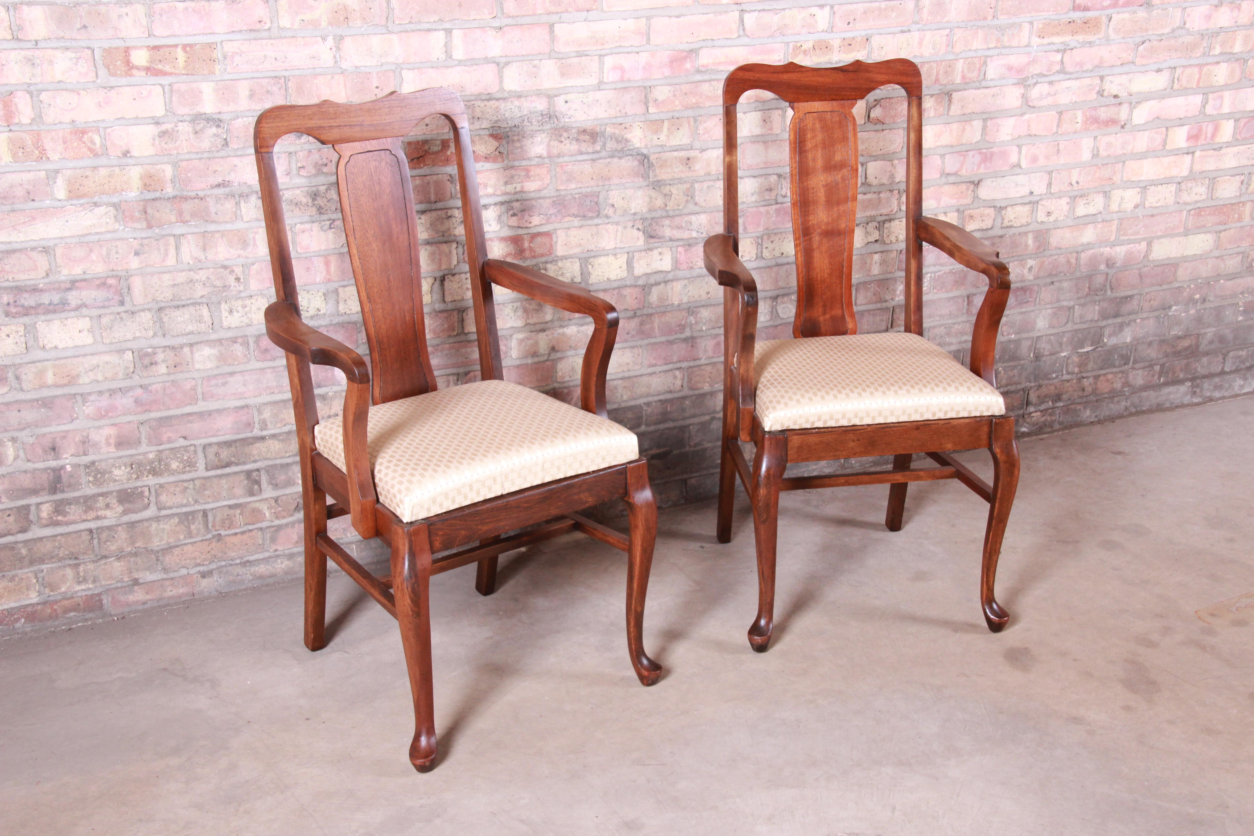 A gorgeous pair of Queen Anne mahogany armchairs. Perfect for dining captain chairs or club chairs.

Early 20th century

Measures: 22