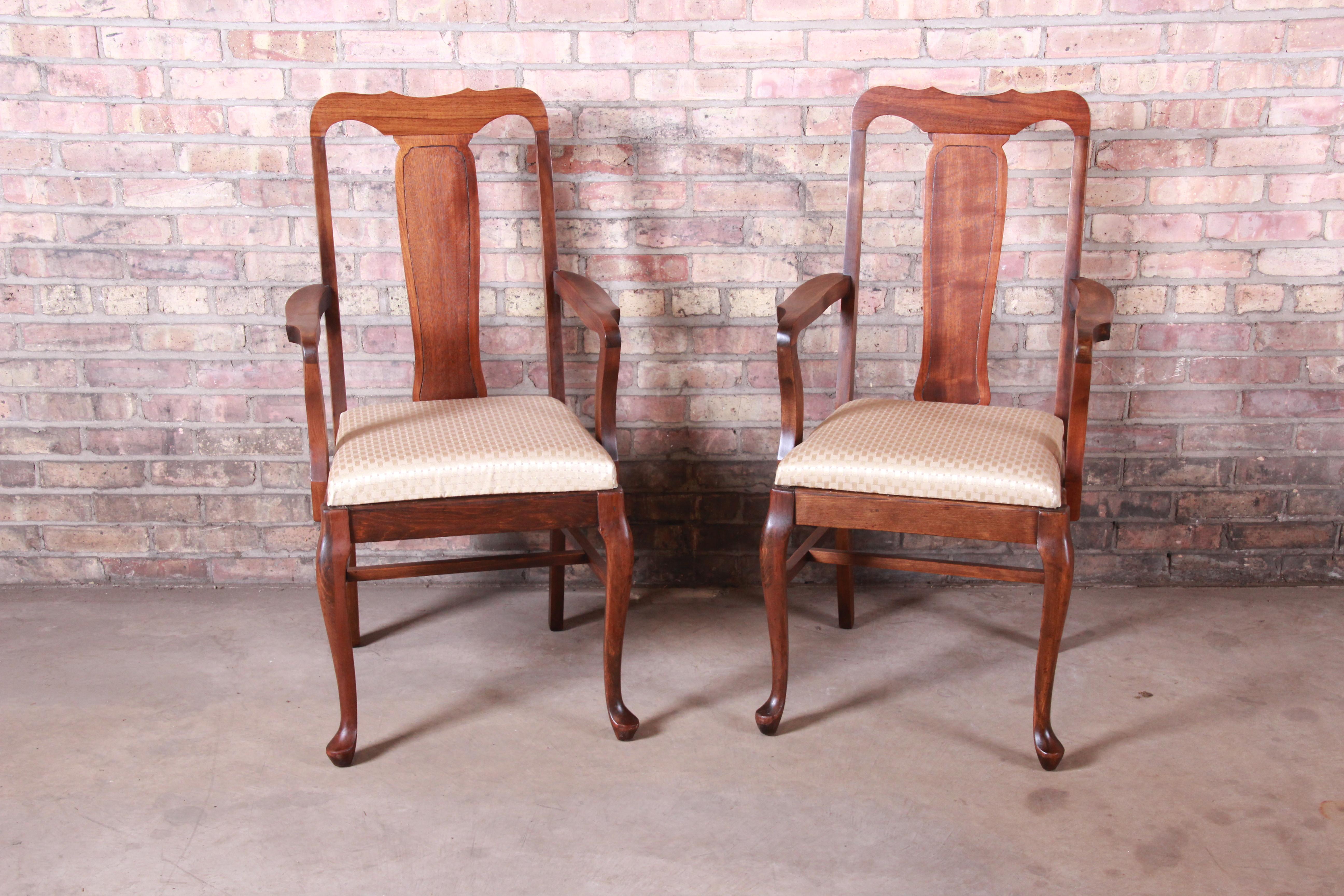Vintage Queen Anne Mahogany Armchairs, Pair In Good Condition In South Bend, IN