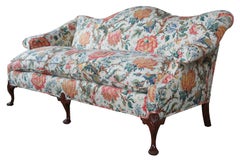 Vintage Queen Anne Caoba Camelback Sofá Settee Estilo Crewel Tela Asiento Abajo