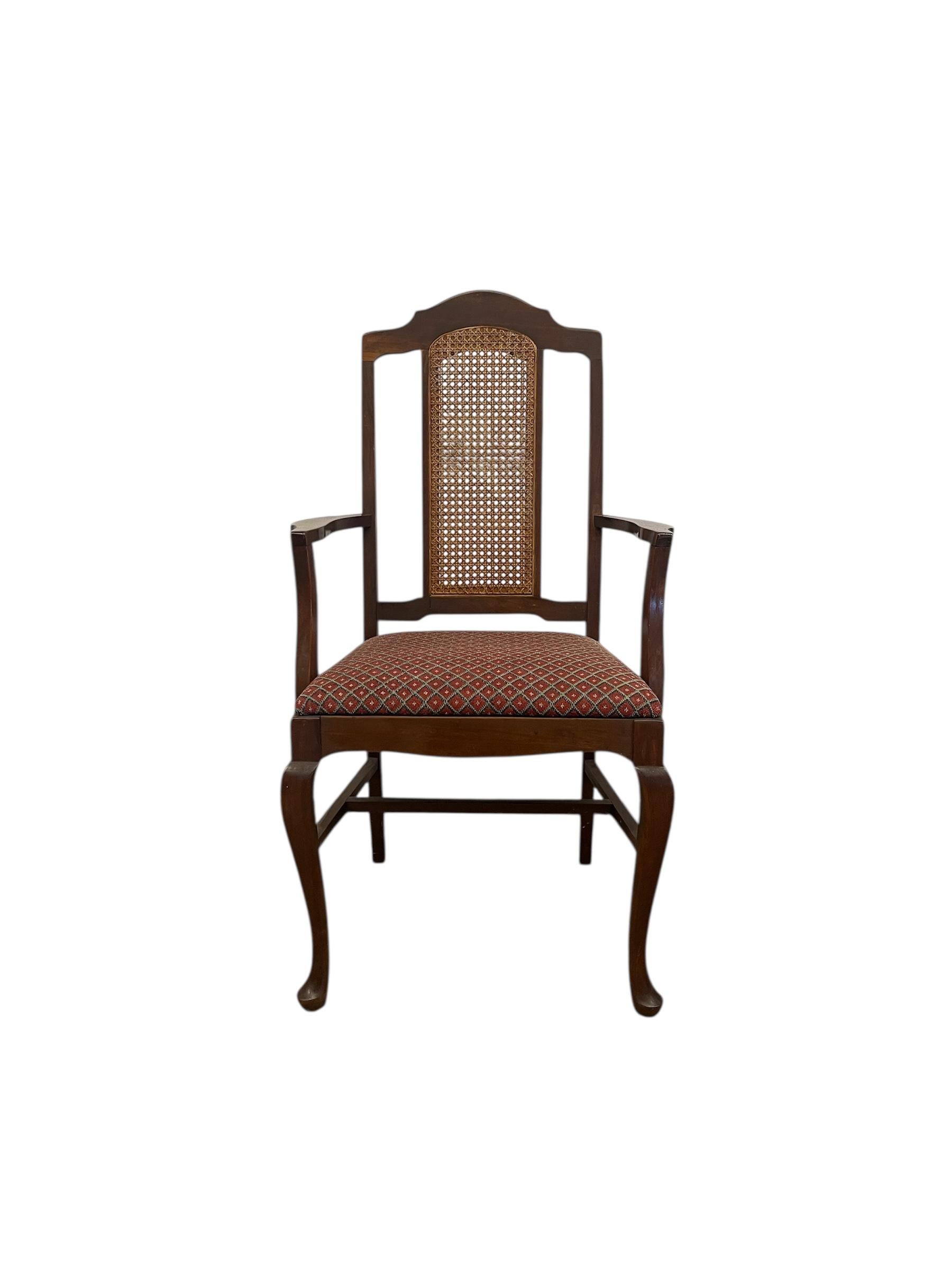 Ce fauteuil vintage de style Queen Anne allie un savoir-faire traditionnel à une élégance intemporelle. Le cadre est construit en bois massif avec une finition chaude de tonalité moyenne qui met en valeur le grain et le caractère délicatement