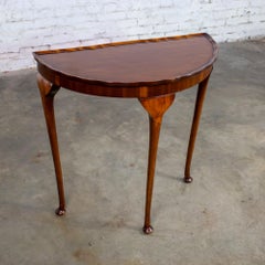 Table d'appoint ou console de hall de style Queen Anne vintage, en noyer, de forme demi-lune