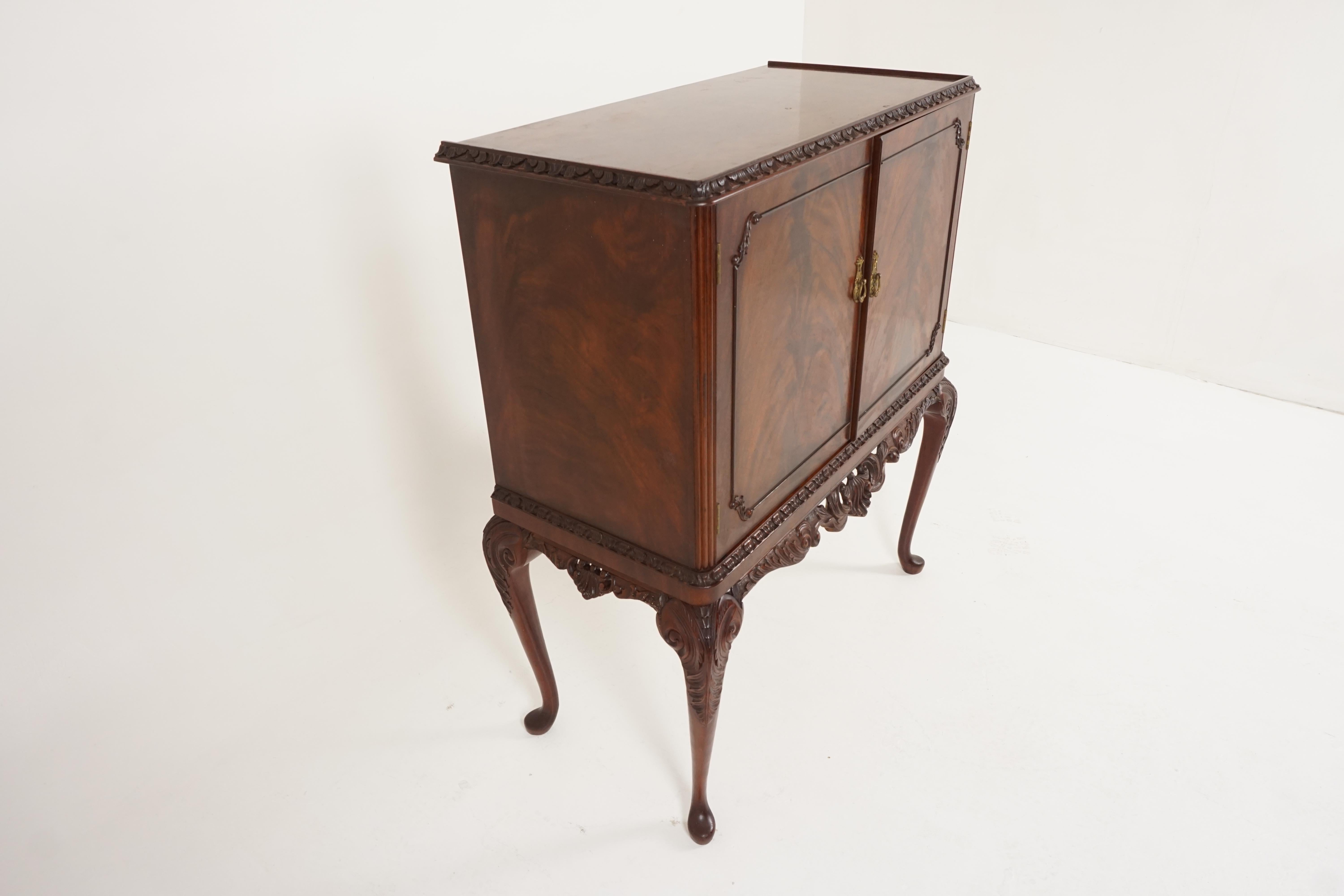 Noyer Vieille armoire à cocktails en acajou flammé de style Queen Anne:: Ecosse 1930:: B2241