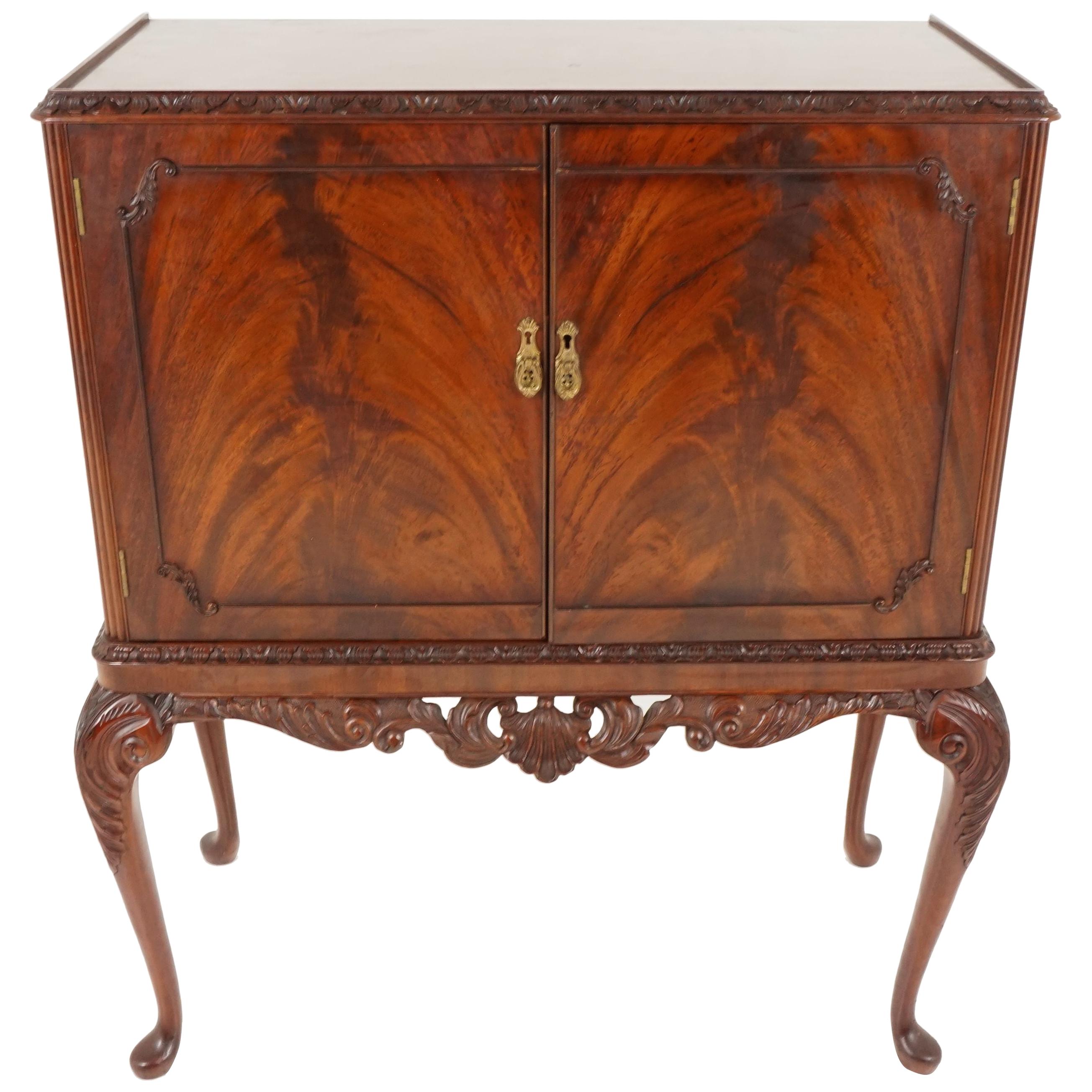 Vieille armoire à cocktails en acajou flammé de style Queen Anne:: Ecosse 1930:: B2241