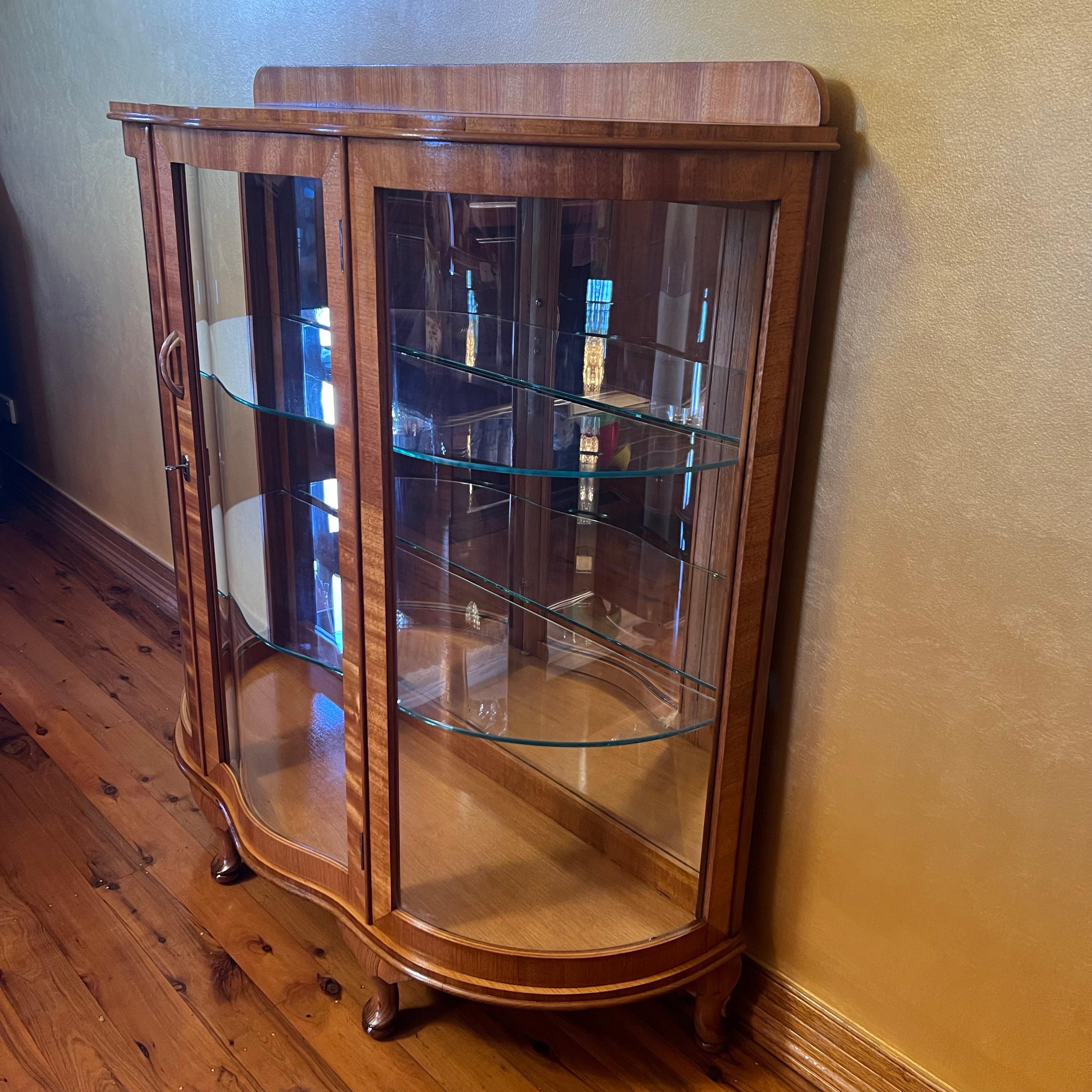  hat drei Einlegeböden zwei der Böden sind aus Glas und können zum Reinigen oder Bewegen aus dem Schrank herausgenommen werden, kommt mit Schlüssel, Schrank wurde gereinigt und mit French Polish neu poliert, Artikel ist fast neu. 

MATERIAL:
