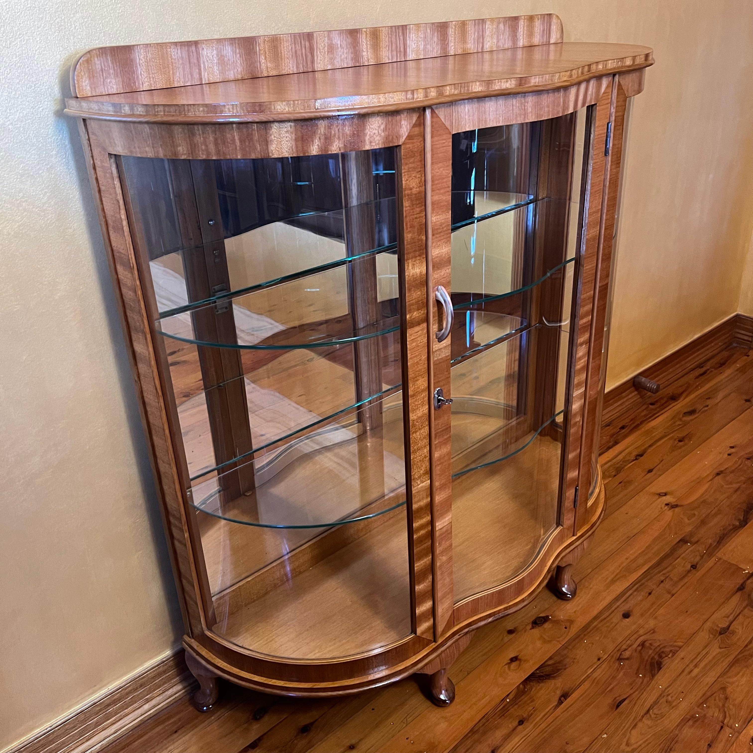 Vintage Queen Anne Stil Glas Vitrine im Zustand „Gut“ in EDENSOR PARK, NSW