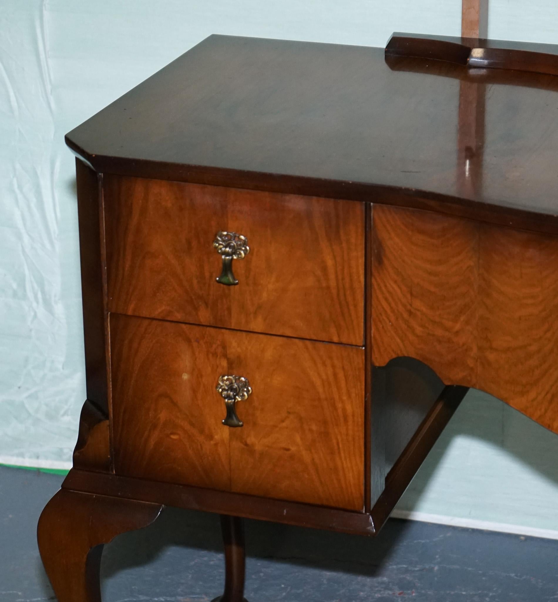 Hand-Crafted VINTAGE QUEEN ANNE STYLE LEGS DRESSING TABLE VANITY WITH LARGE MiRROR For Sale