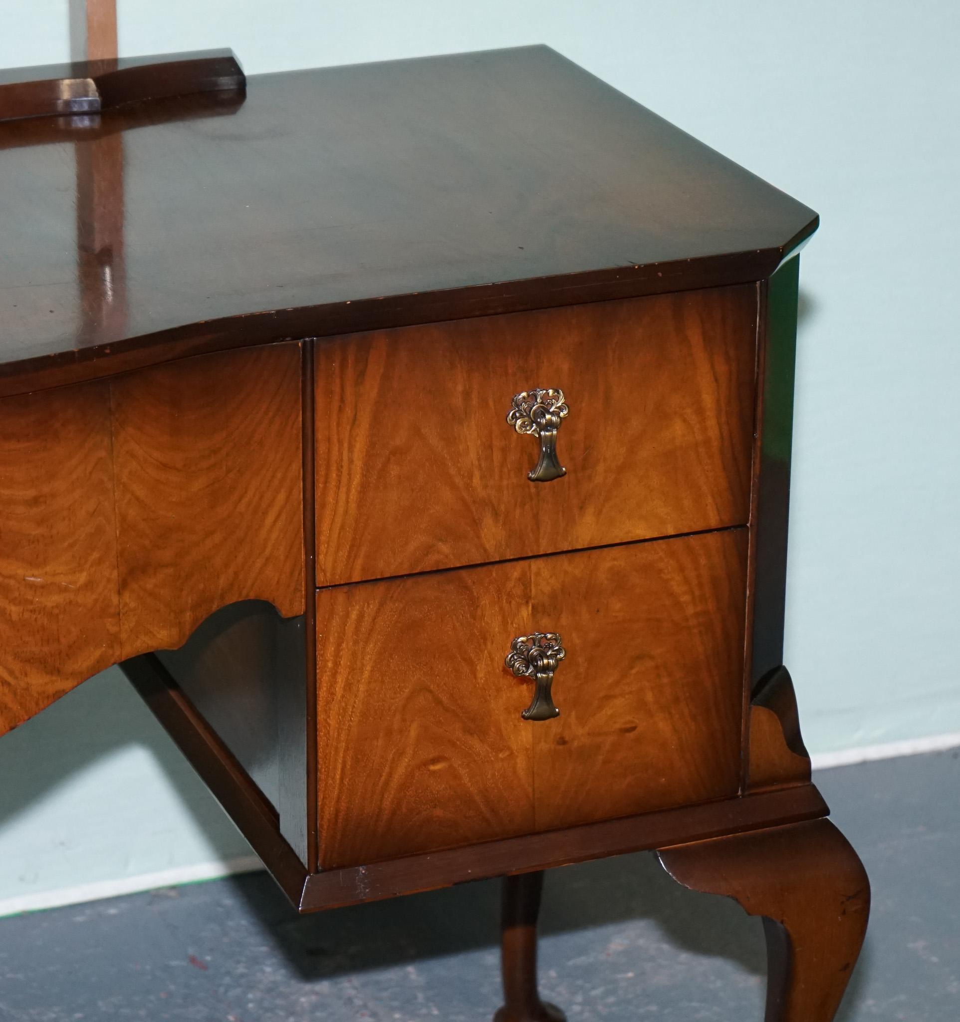 VINTAGE QUEEN ANNE STYLE LEGS DRESSING TABLE VANITY WITH LARGE MiRROR In Good Condition For Sale In Pulborough, GB