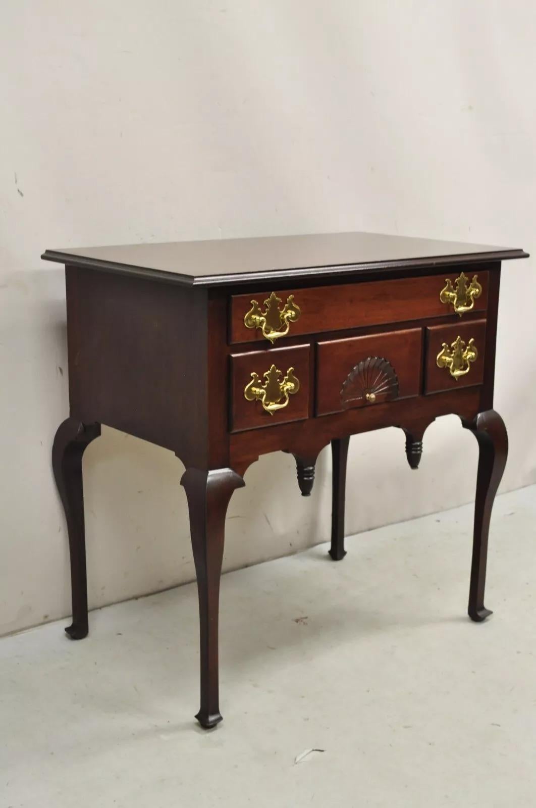Vintage Queen Anne Style Mahagoni Lowboy 4 Schublade Besteckkasten mit massivem Messing Hardware. CIRCA Spätes 20. Jahrhundert. Abmessungen: 31