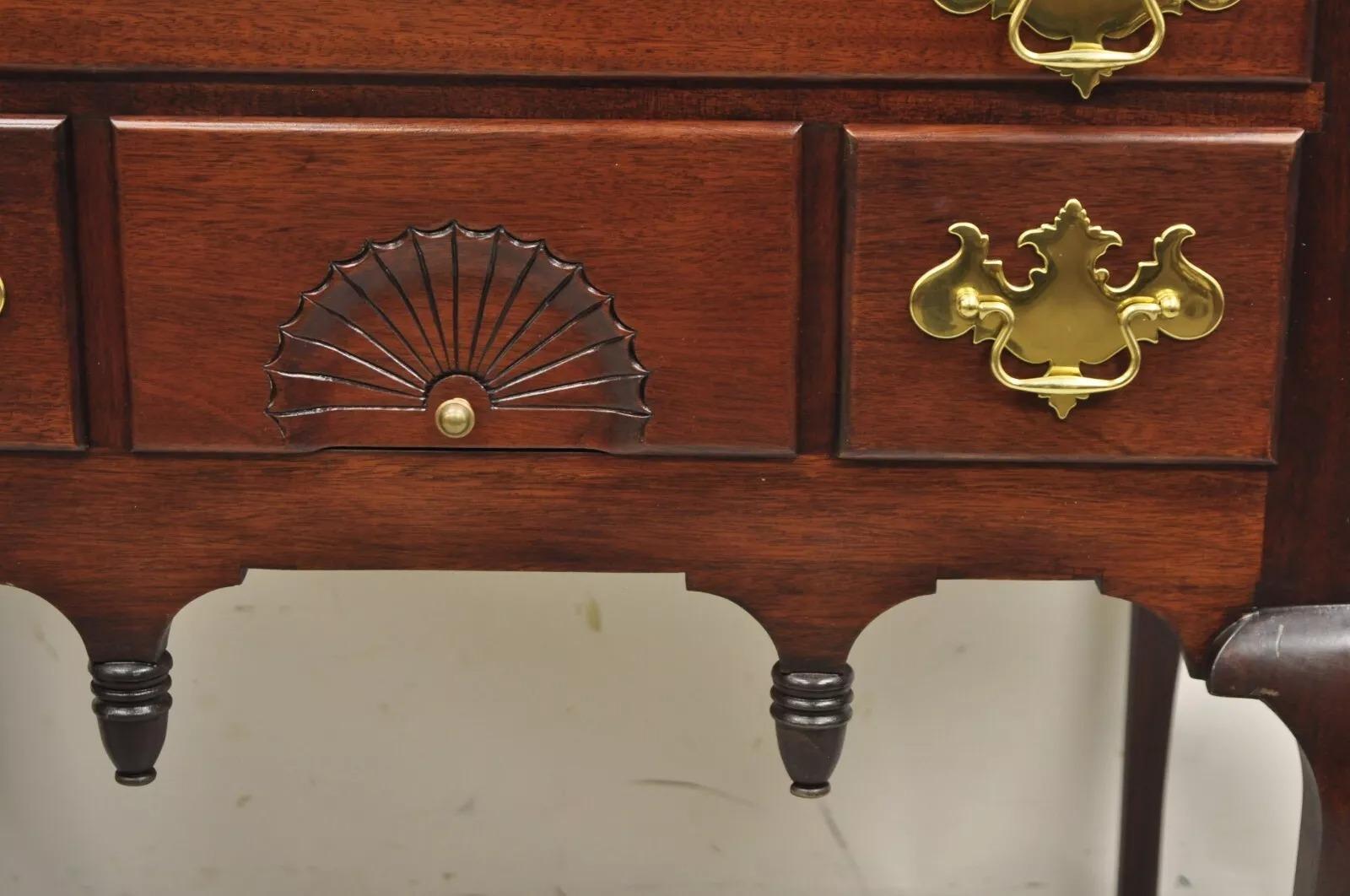 Lowboy-Kommode aus Mahagoni im Queen Anne-Stil mit 4 Schubladen und Silberwaren, Vintage im Zustand „Gut“ im Angebot in Philadelphia, PA