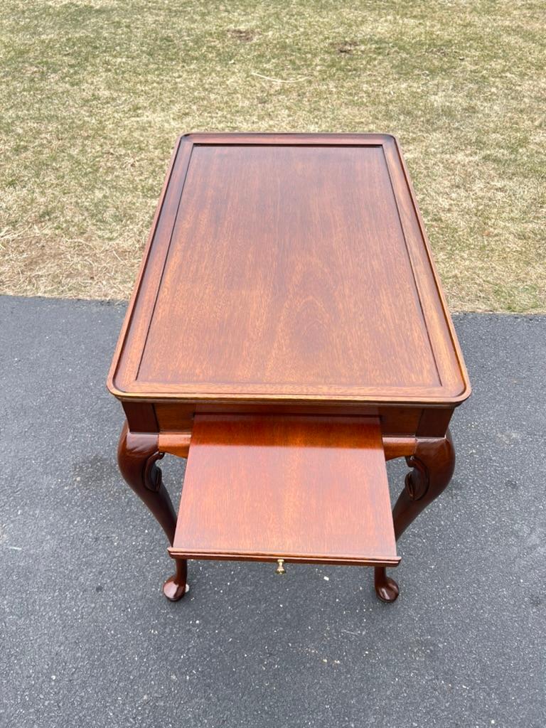 20th Century Vintage Queen Anne Style Mahogany Tea Table For Sale