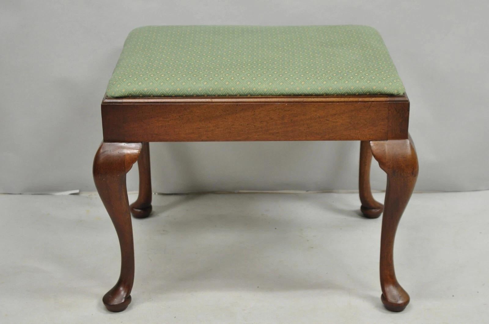 Tabouret de pied rembourré en bois massif d'acajou vert de style Queen Anne Vintage. Circa Late 20th Century. Dimensions : 17