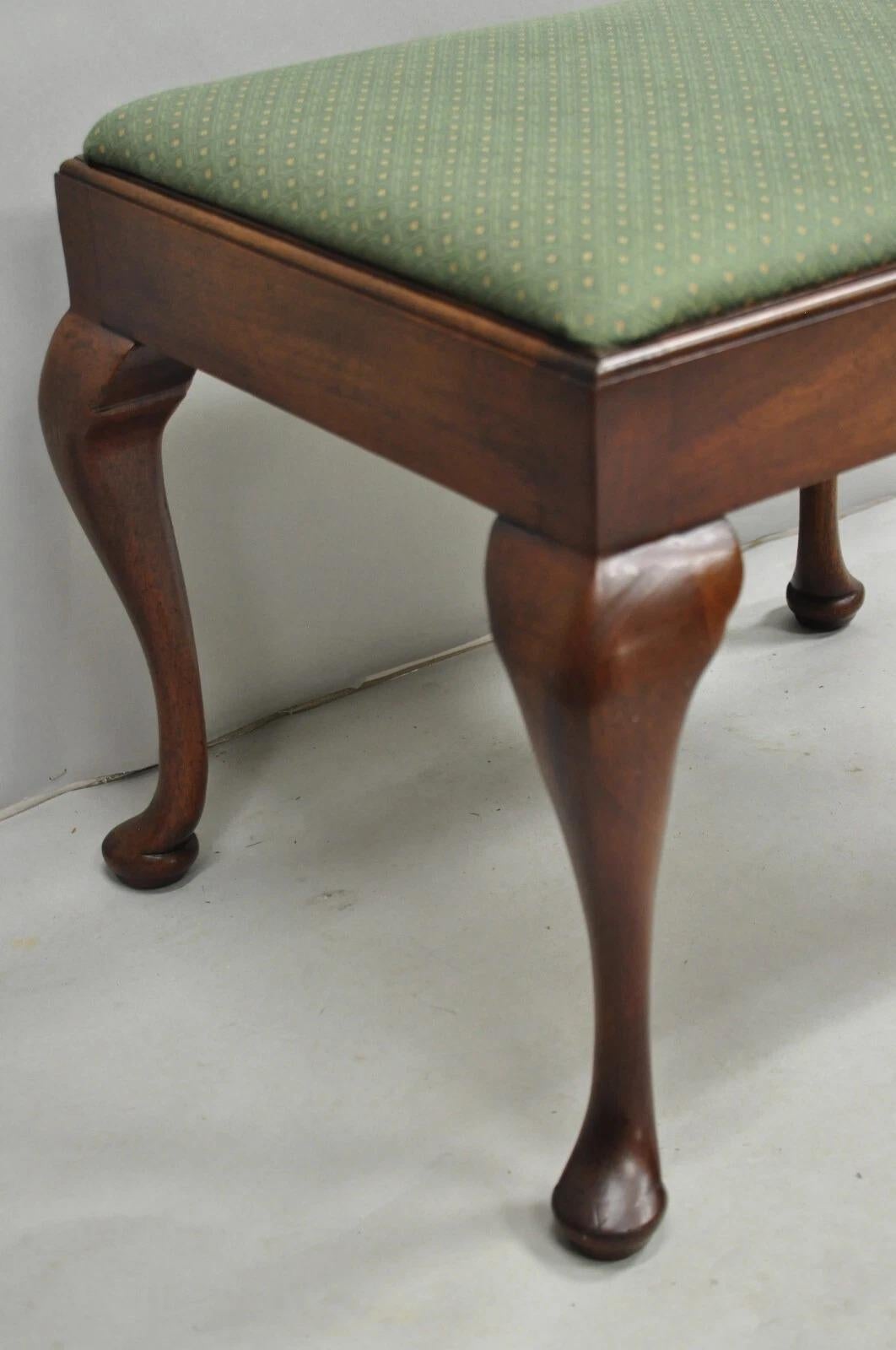 Inconnu Ottoman vintage de style Queen Anne en bois d'acajou et vert pouf tapissé en vente