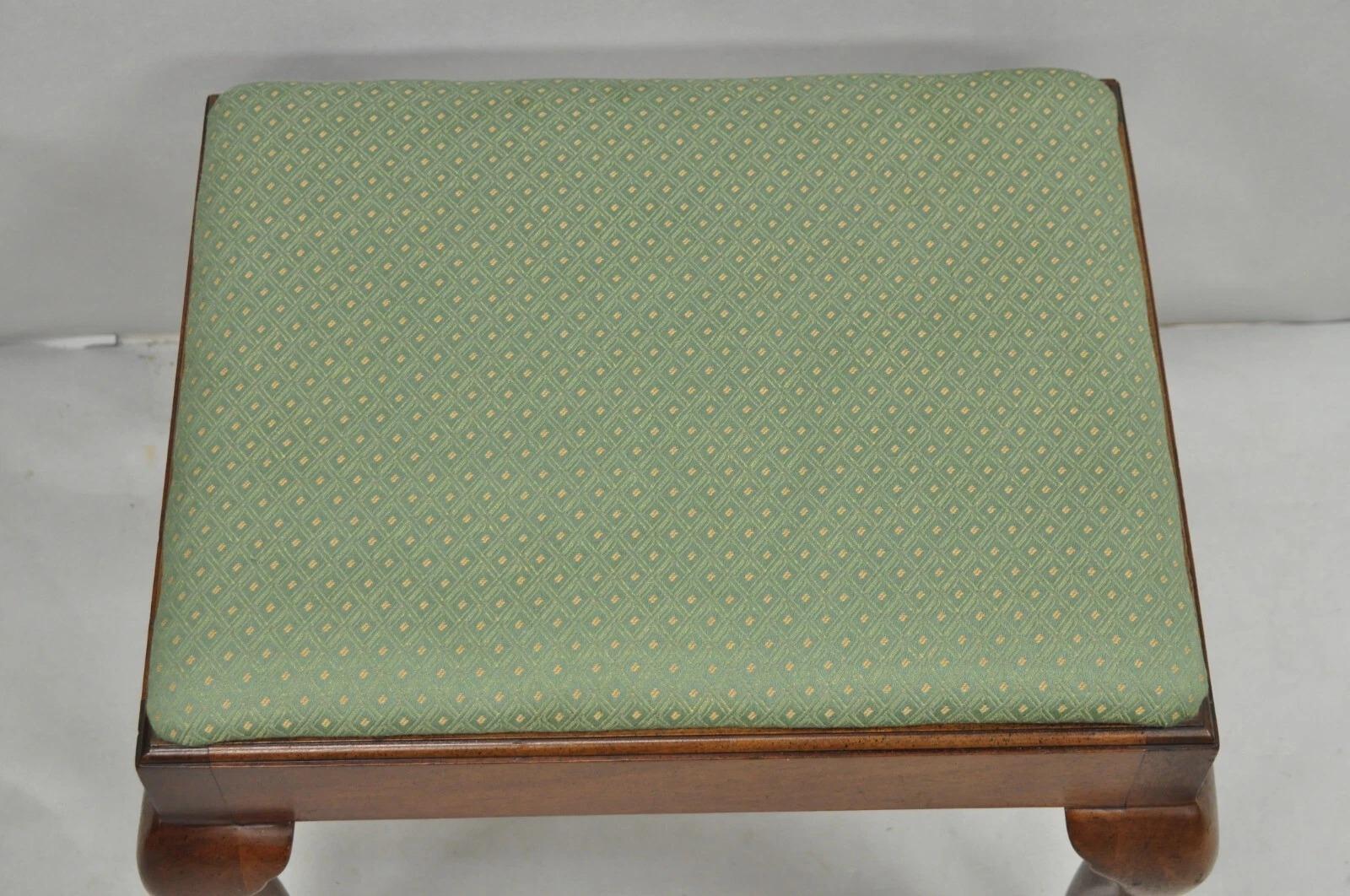 Ottoman vintage de style Queen Anne en bois d'acajou et vert pouf tapissé Bon état - En vente à Philadelphia, PA