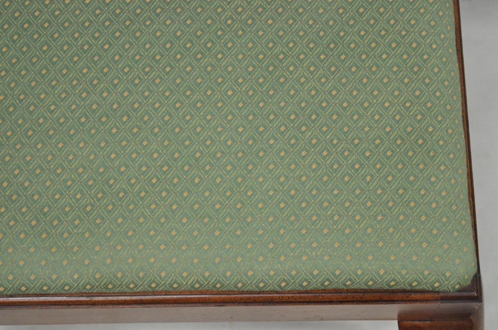 20ième siècle Ottoman vintage de style Queen Anne en bois d'acajou et vert pouf tapissé en vente