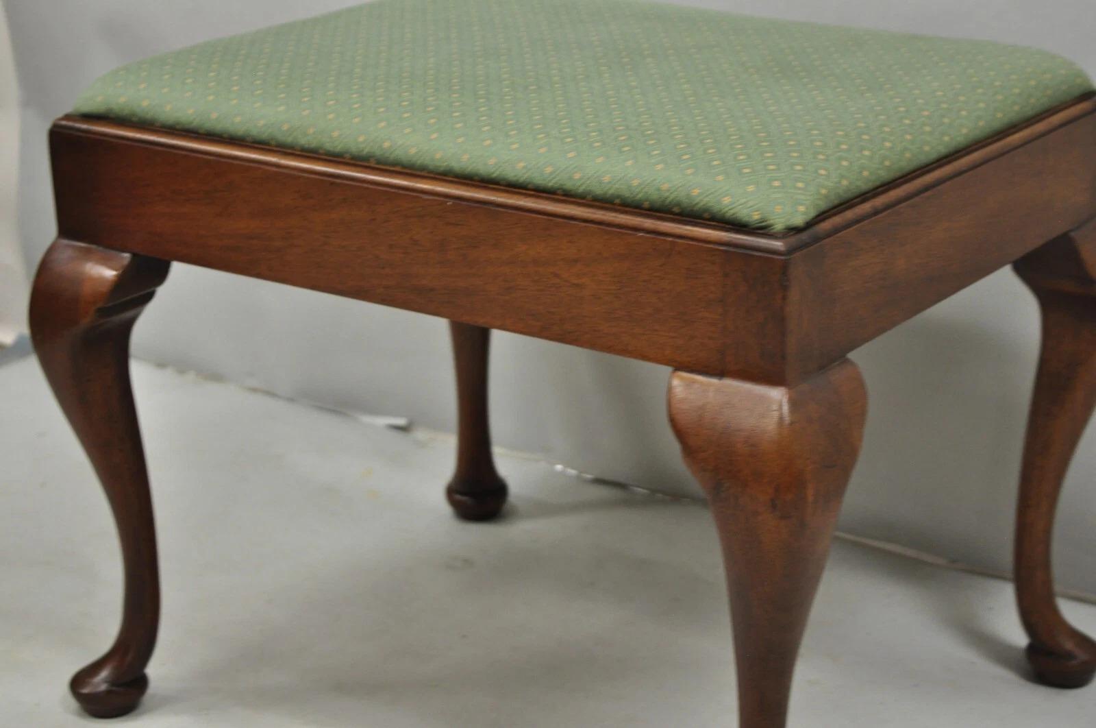 Tissu d'ameublement Ottoman vintage de style Queen Anne en bois d'acajou et vert pouf tapissé en vente
