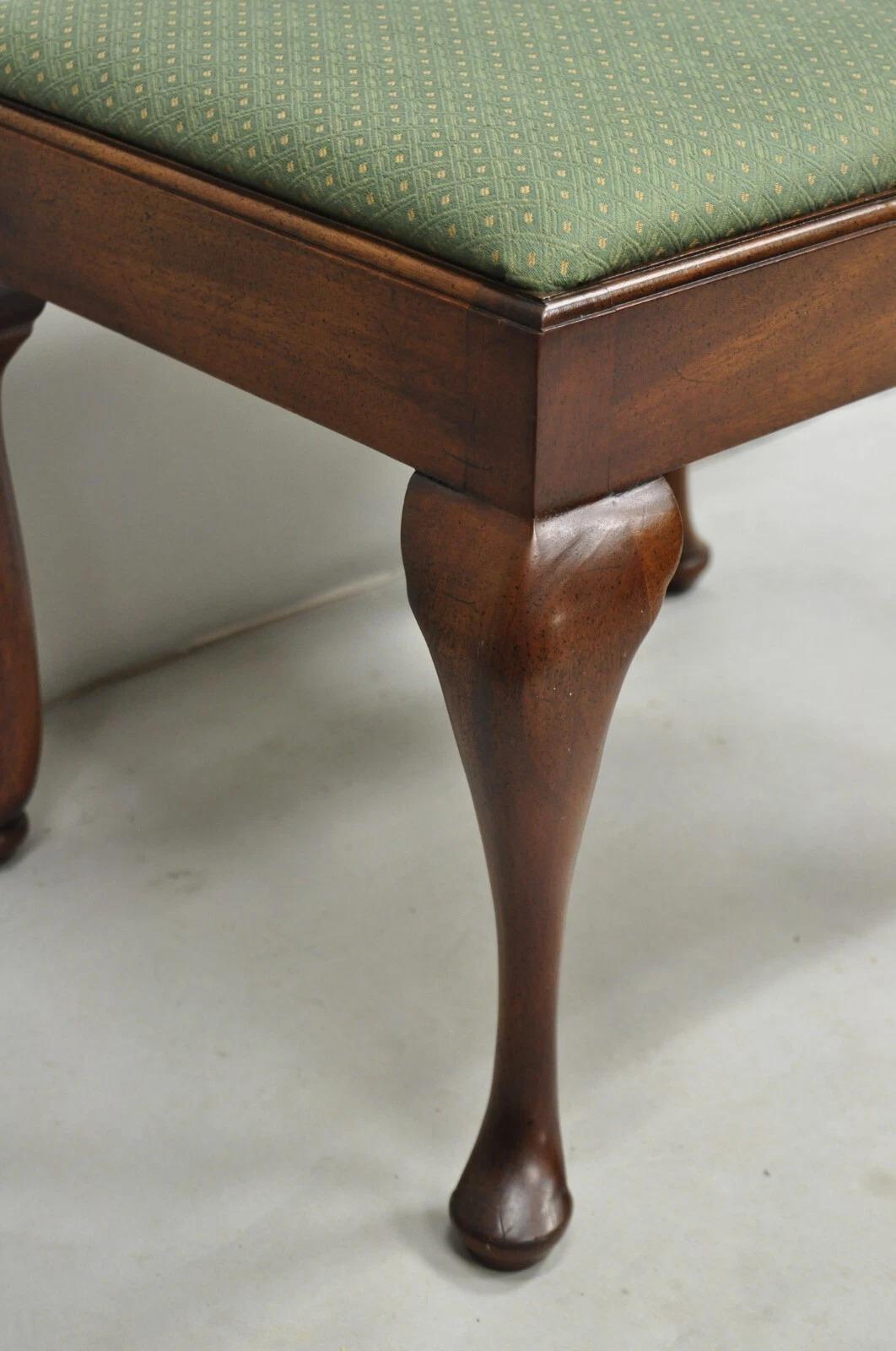 Ottoman vintage de style Queen Anne en bois d'acajou et vert pouf tapissé en vente 1