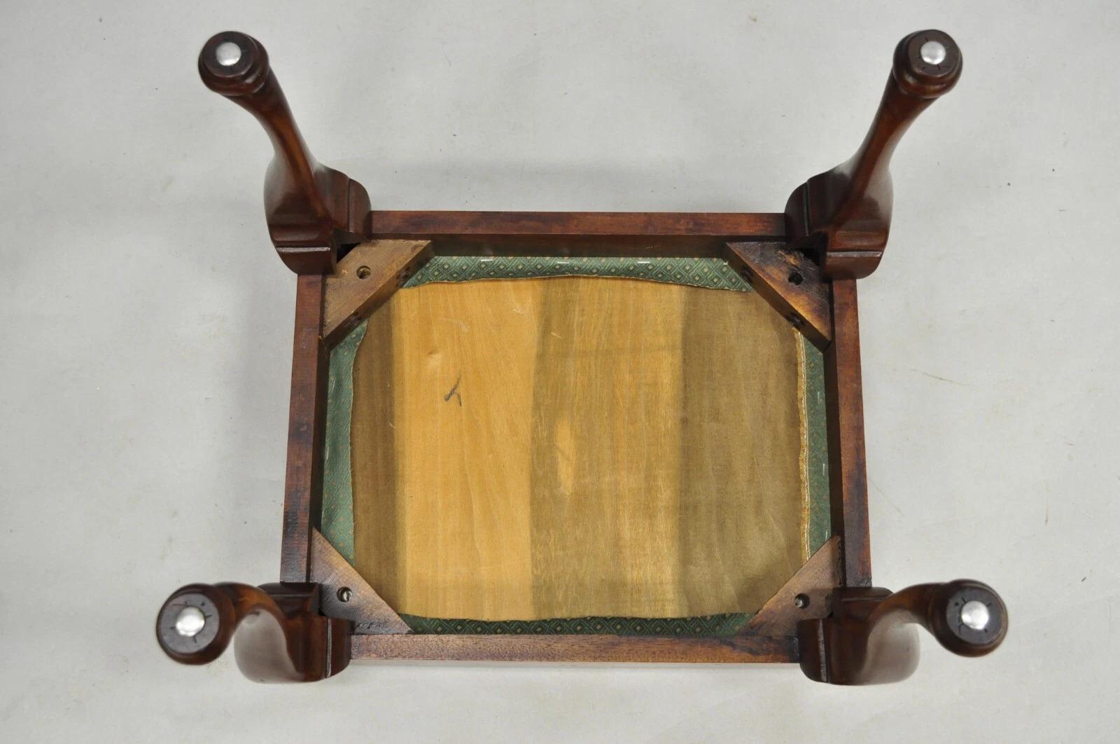 Ottoman vintage de style Queen Anne en bois d'acajou et vert pouf tapissé en vente 2